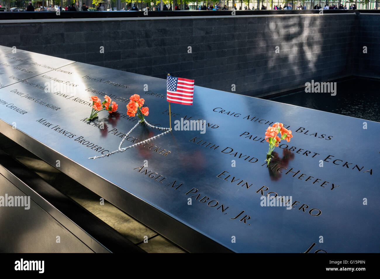 Bandiera degli Stati Uniti, di fiori e di gioielli impostare su i nomi di coloro che sono stati persi per 9/11 Foto Stock