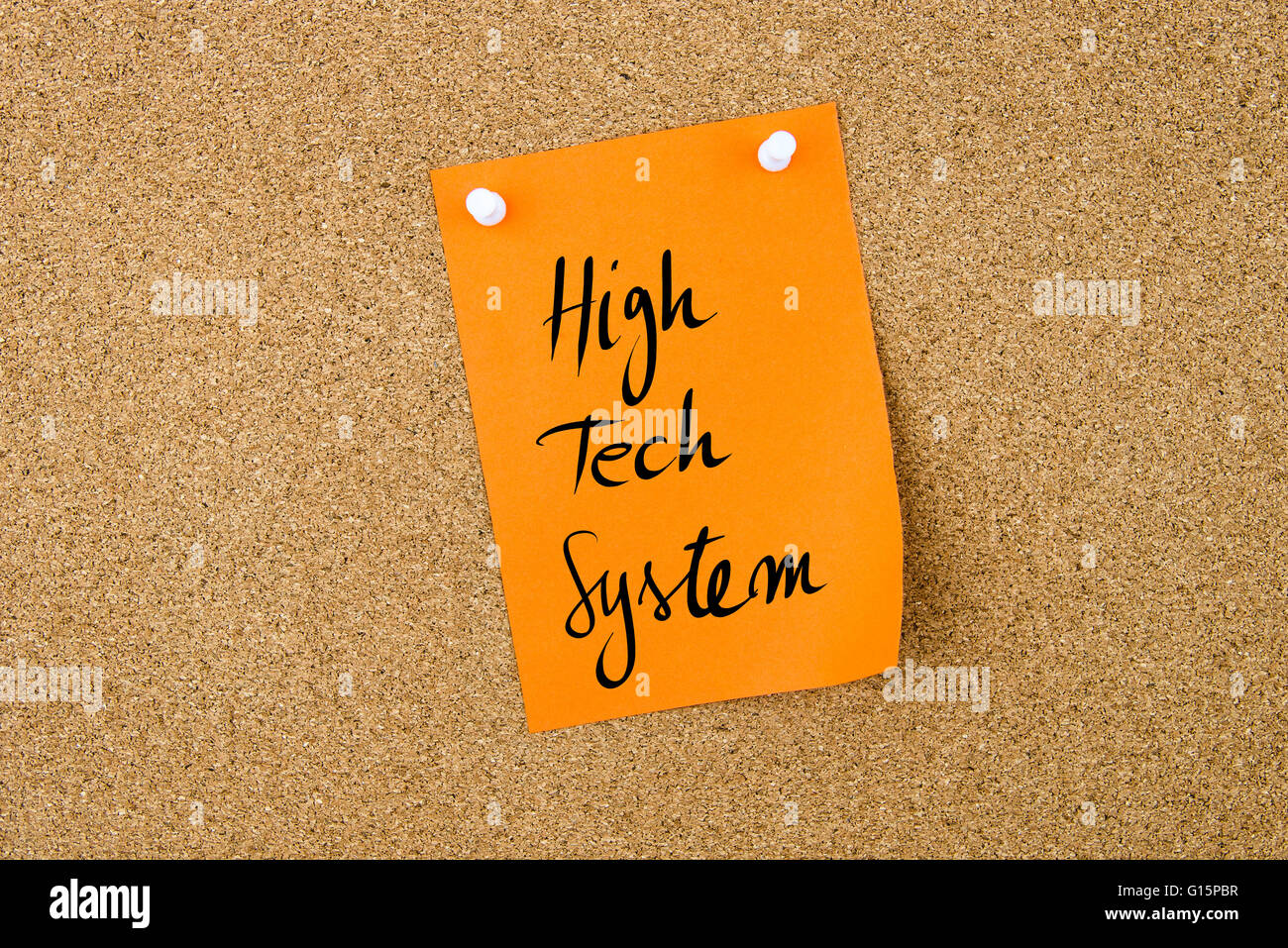 High Tech System scritta sulla carta arancione nota appuntata sulla bacheca di sughero con il bianco thumbtacks, copia dello spazio disponibile Foto Stock