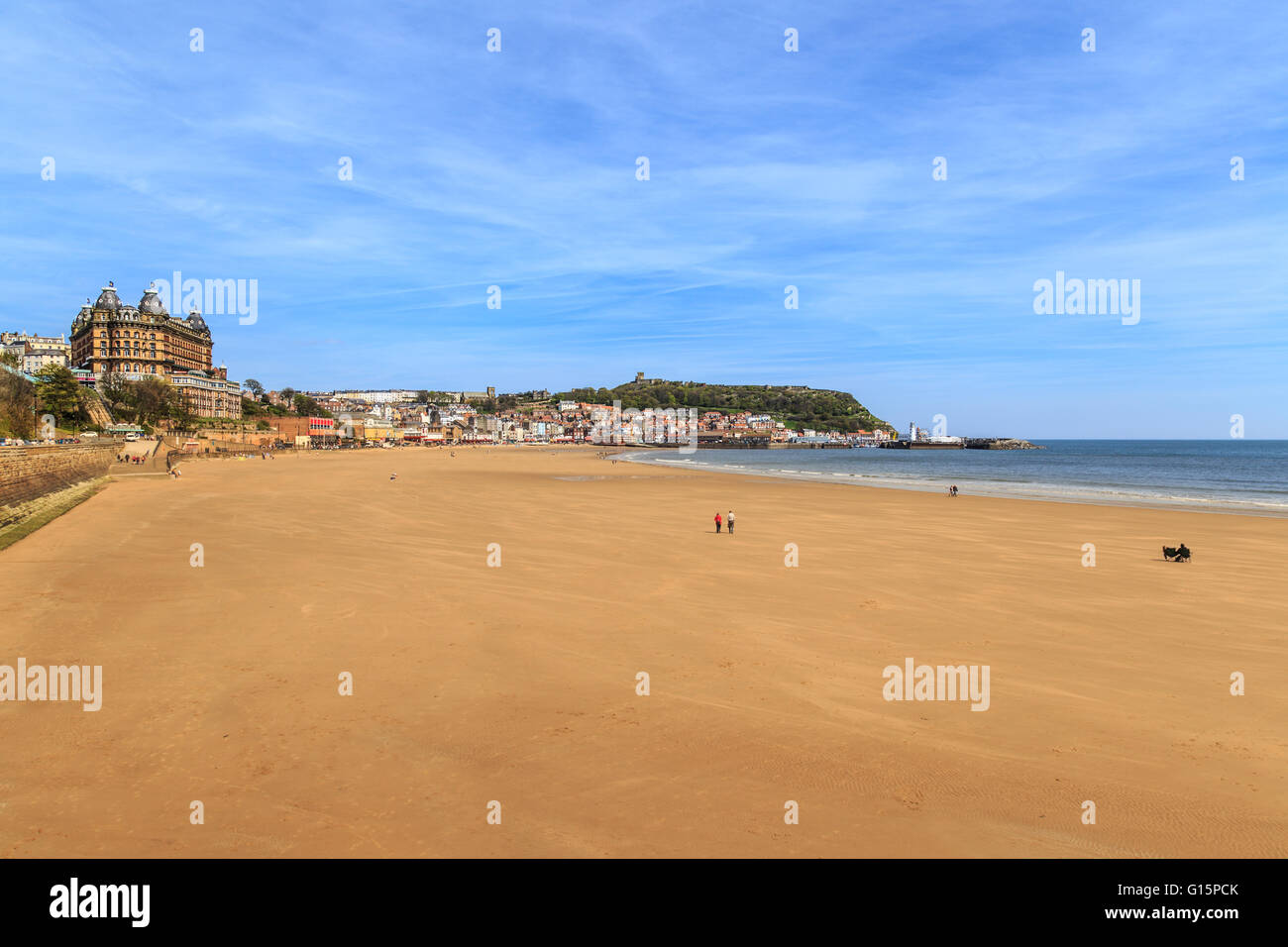Varie persone a Scarborough Beach, in un giorno caldo nel maggio 2016. Foto Stock