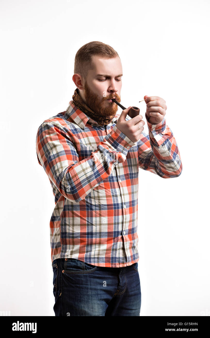 Elegante uomo barbuto tenuta tubo di fumo Foto Stock