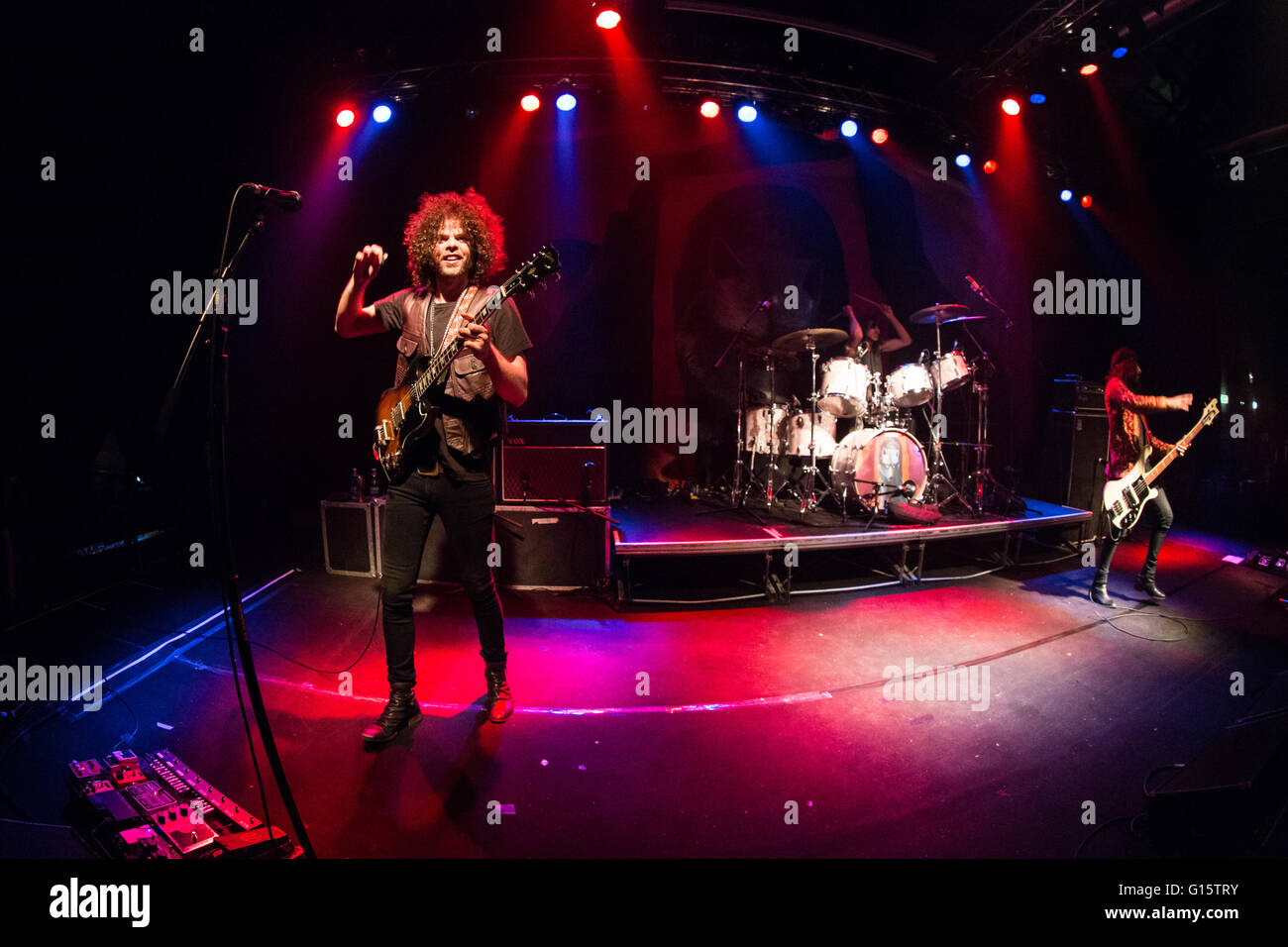 Milano Italia. 08 maggio 2016. La Australian hard rock band WOLFMOTHER suona dal vivo sul palco all'Alcatraz durante il 'Gypsy Caravan Tour' Credito: Rodolfo Sassano/Alamy Live News Foto Stock