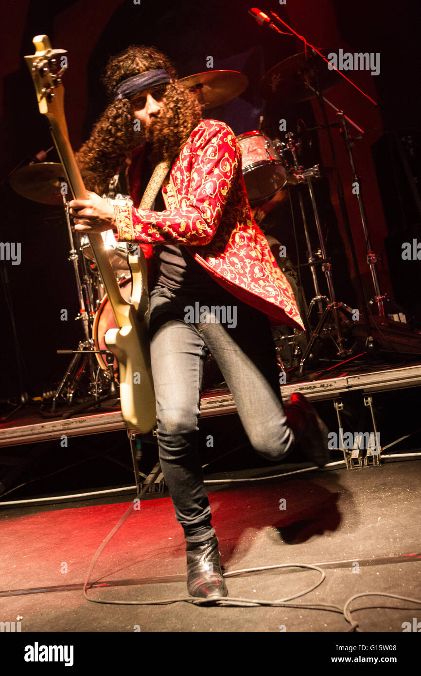 Milano Italia. 08 maggio 2016. La Australian hard rock band WOLFMOTHER suona dal vivo sul palco all'Alcatraz durante il 'Gypsy Caravan Tour' Credito: Rodolfo Sassano/Alamy Live News Foto Stock