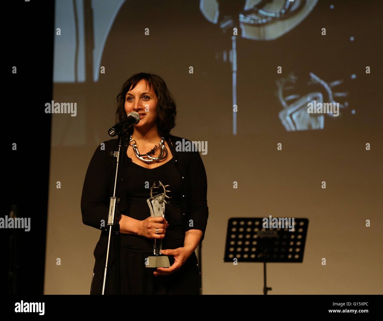 (160509) -- ANKARA, 9 maggio 2016 (Xinhua) -- Direttore turco Senem Tuzen parla come vince il Best Director Award del ventisettesimo Ankara International Film Festival presso il teatro Akun, Ankara, Turchia, 8 maggio 2016. Film turco "patria" ha vinto il premio di Miglior Film, Migliore Regia e Migliore sceneggiatura e migliore fotografia riconoscimenti del ventisettesimo Ankara International Film Festival. (Xinhua/Shi Chun) Foto Stock