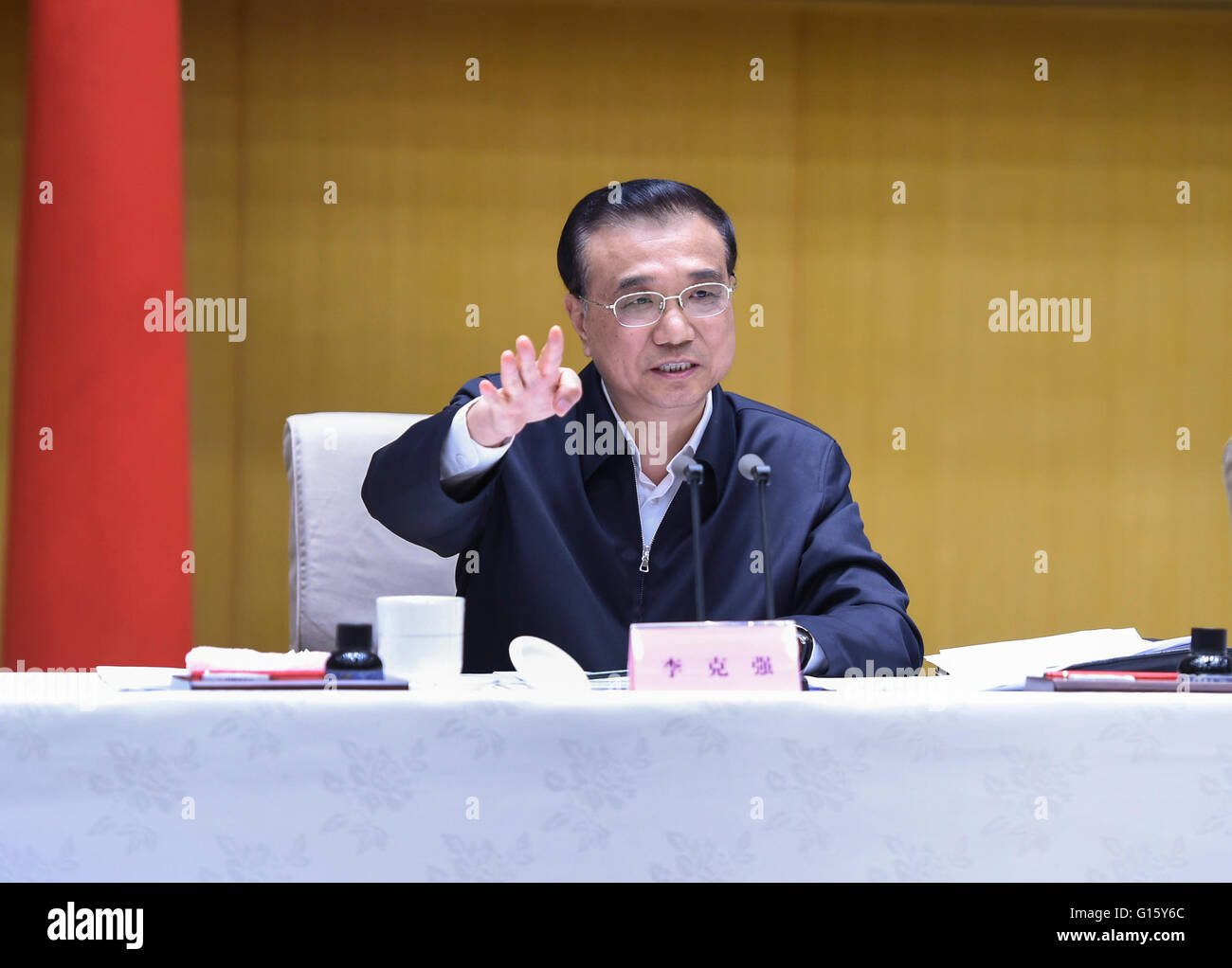 Pechino, Cina. 9 maggio 2016. Il premier cinese LI Keqiang offre un discorso a una teleconferenza nazionali sul governo di avanzamento di riforma e di miglioramento dei servizi pubblici a Pechino Capitale della Cina, 9 maggio 2016. © Xie Huanchi/Xinhua/Alamy Live News Foto Stock