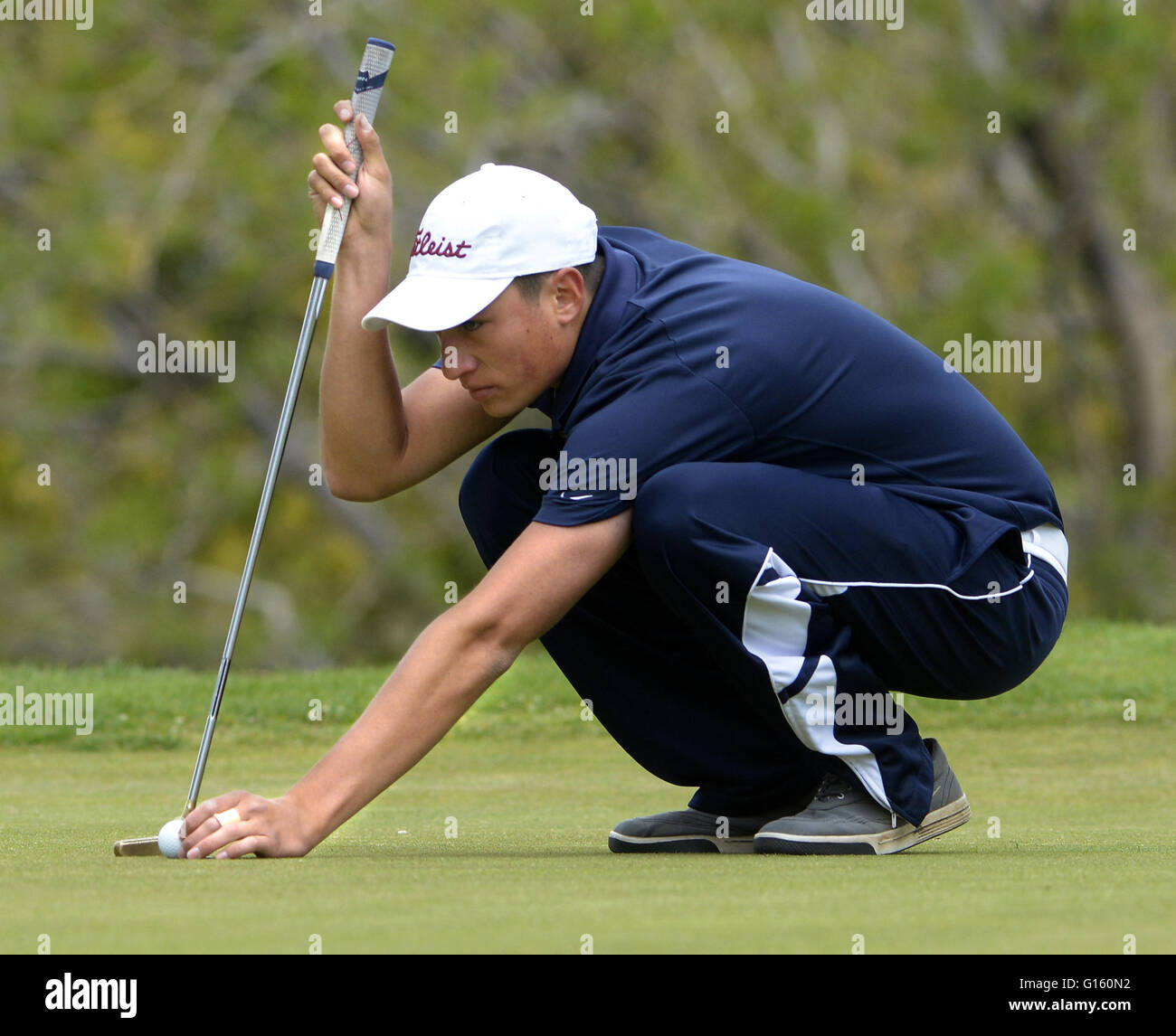 9 maggio 2016 - STATI UNITI - Sport -- di Deming Exra Uzueta guarda oltre il suo putt sul diciottesimo foro durante il 2016 Furr's Buffet 6A Stato Campionato presso il Canyon Club a quattro colli il lunedì, 9 maggio 2016. (Credito Immagine: © Greg assorbitore/Albuquerque ufficiale via ZUMA filo) Foto Stock