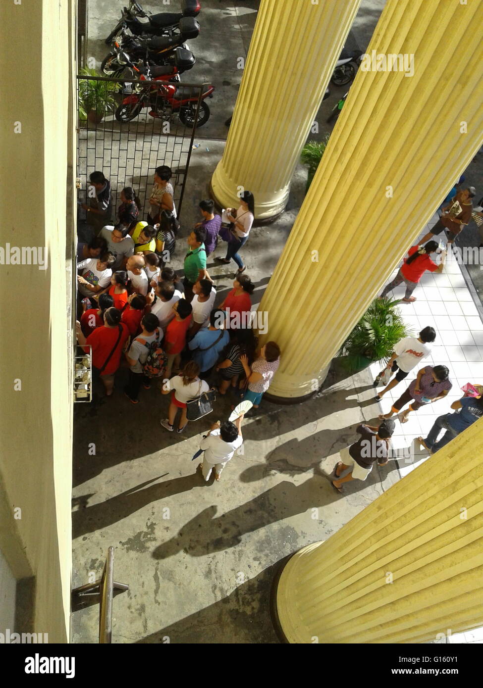 Mandaluyong, Filippine. 09 Maggio, 2016. Nelle prime ore del mattino la gente gregge immediatamente all'ingresso dell edificio scolastico di voto. © George Buid/Pacific Press/Alamy Live News Foto Stock