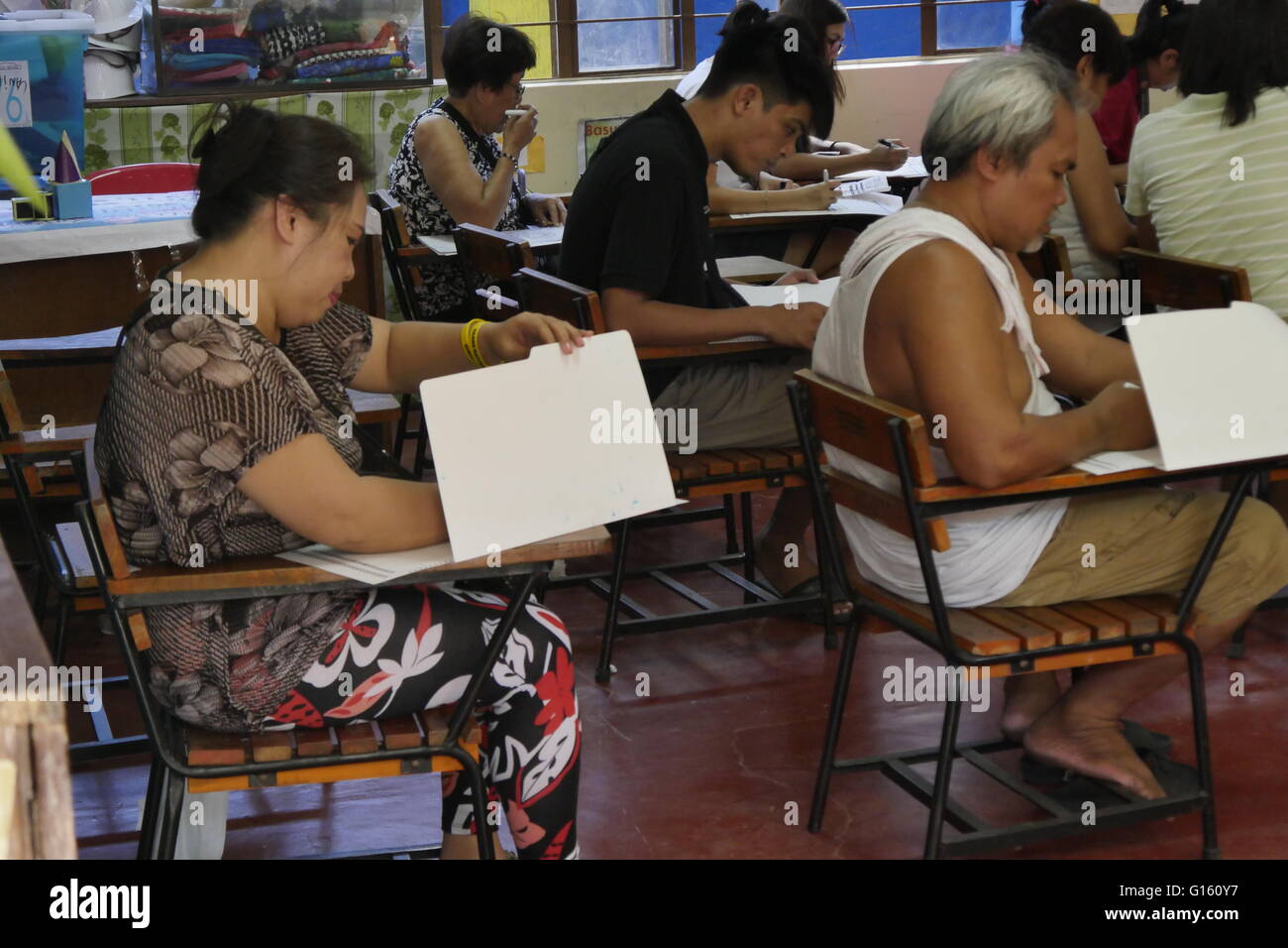 Mandaluyong, Filippine. 09 Maggio, 2016. I cittadini anziani rendendo il loro voto e uno di essi sono ancora indosso una campagna baller. © George Buid/Pacific Press/Alamy Live News Foto Stock