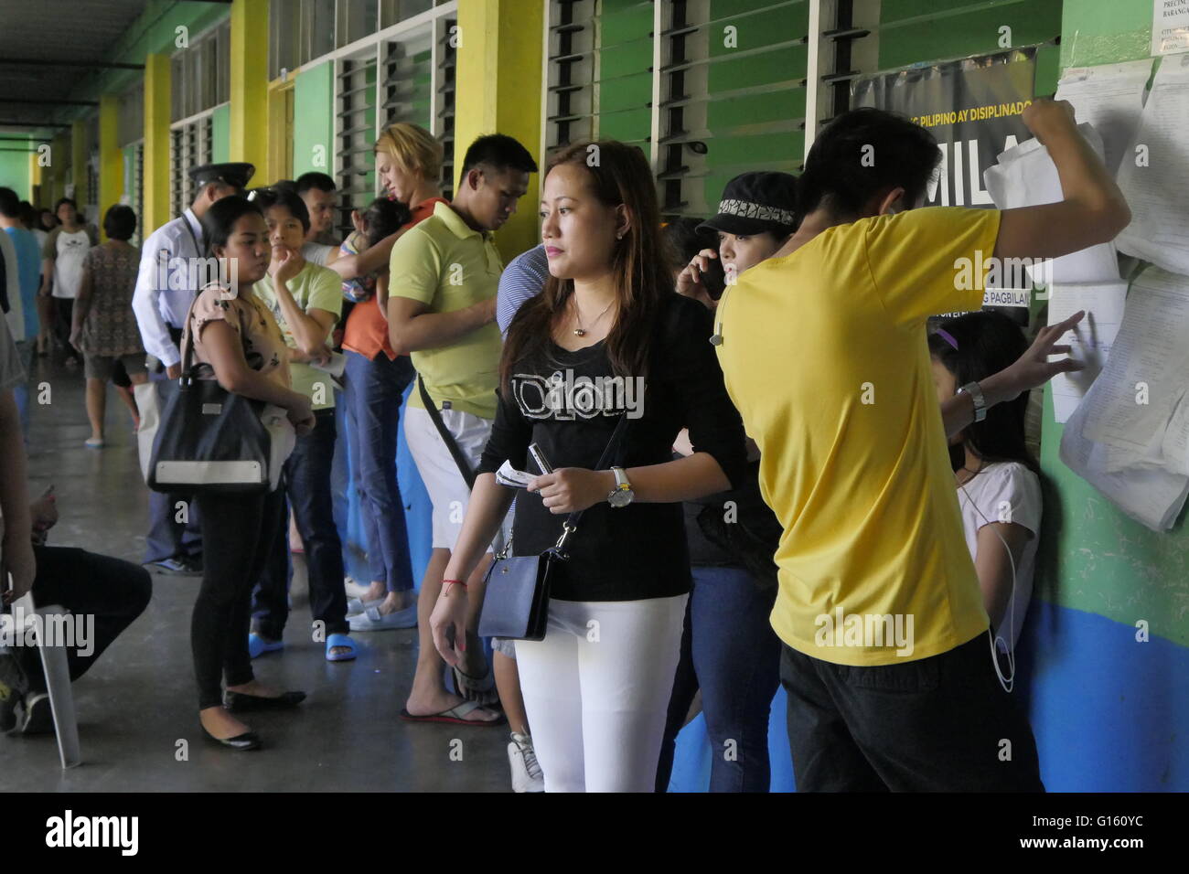 Mandaluyong, Filippine. 09 Maggio, 2016. Questa signora di pensare è duro se lei lascerà o attendere. La gente sta cominciando a lasciare e non votare a causa di problemi con il VCM. © George Buid/Pacific Press/Alamy Live News Foto Stock