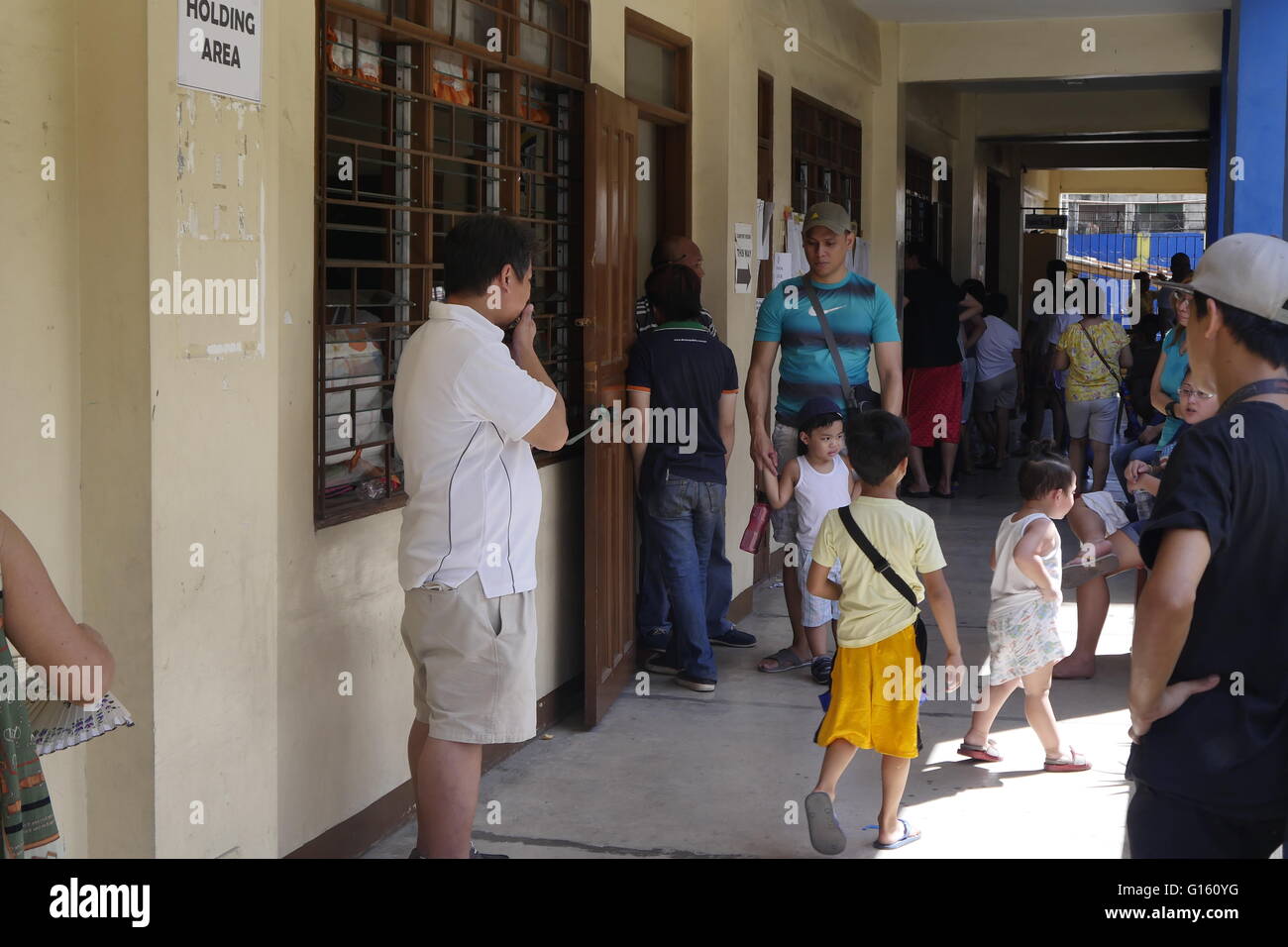 Mandaluyong, Filippine. 09 Maggio, 2016. Bambini girovagare per i corridoi come i loro genitori rendono il loro voto © George Buid/Pacific Press/Alamy Live News Foto Stock