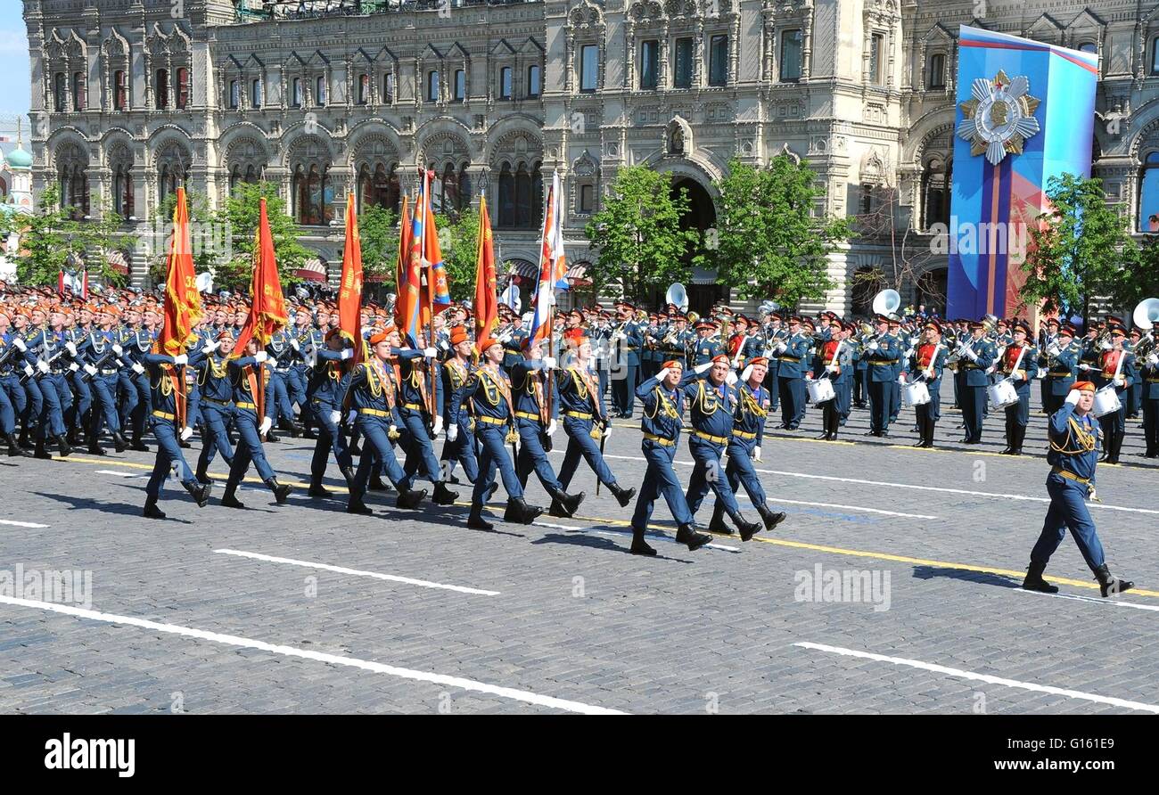 Mosca, Russia. 09 Maggio, 2016. Soldati russi marzo durante la vittoria annuale Giorno parata militare la marcatura del 71th anniversario della fine della II Guerra Mondiale in Piazza Rossa Maggio 9, 2016 a Mosca, in Russia. Credito: Planetpix/Alamy Live News Foto Stock