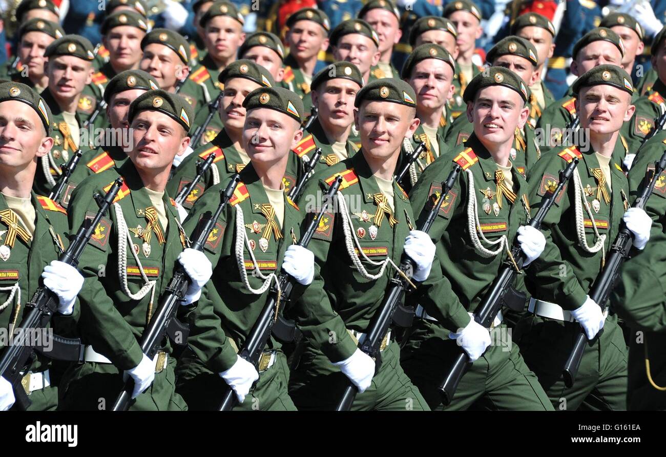 Mosca, Russia. 09 Maggio, 2016. Soldati russi marzo durante la vittoria annuale Giorno parata militare la marcatura del 71th anniversario della fine della II Guerra Mondiale in Piazza Rossa Maggio 9, 2016 a Mosca, in Russia. Credito: Planetpix/Alamy Live News Foto Stock