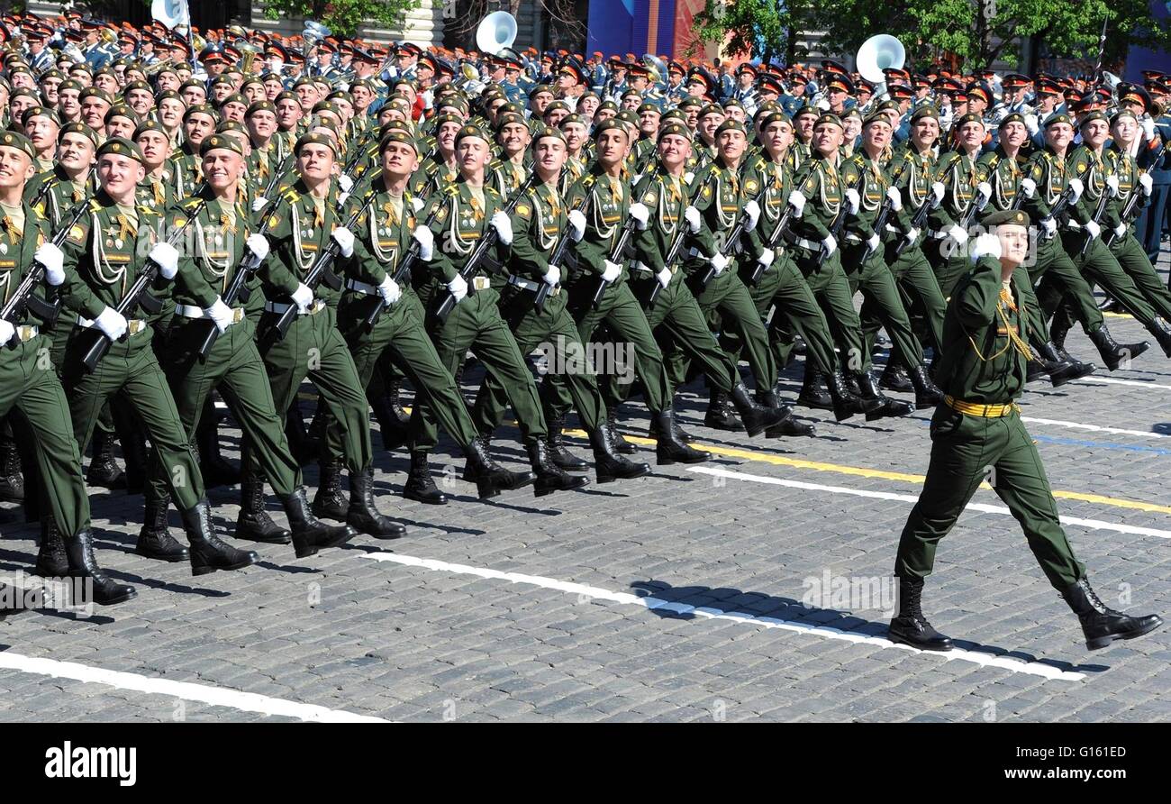 Mosca, Russia. 09 Maggio, 2016. Soldati russi marzo durante la vittoria annuale Giorno parata militare la marcatura del 71th anniversario della fine della II Guerra Mondiale in Piazza Rossa Maggio 9, 2016 a Mosca, in Russia. Credito: Planetpix/Alamy Live News Foto Stock