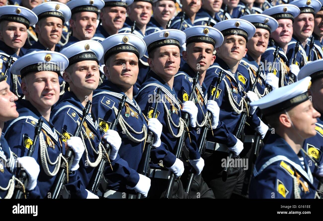 Mosca, Russia. 09 Maggio, 2016. Marinai russi marzo durante la vittoria annuale Giorno parata militare la marcatura del 71th anniversario della fine della II Guerra Mondiale in Piazza Rossa Maggio 9, 2016 a Mosca, in Russia. Credito: Planetpix/Alamy Live News Foto Stock