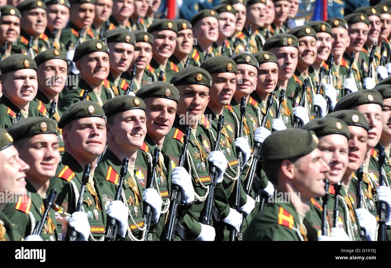 Mosca, Russia. 09 Maggio, 2016. Soldati russi marzo durante la vittoria annuale Giorno parata militare la marcatura del 71th anniversario della fine della II Guerra Mondiale in Piazza Rossa Maggio 9, 2016 a Mosca, in Russia. Credito: Planetpix/Alamy Live News Foto Stock