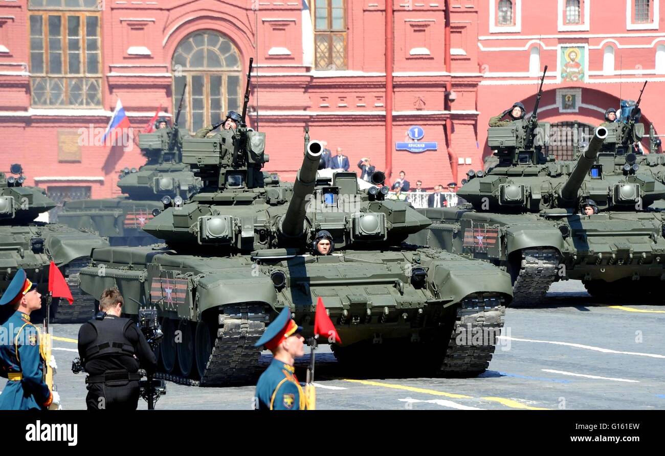 Soldati russi in T-14 Armata di carri armati durante la vittoria annuale Giorno parata militare la marcatura del 71th anniversario della fine della II Guerra Mondiale in Piazza Rossa Maggio 9, 2016 a Mosca, in Russia. Foto Stock