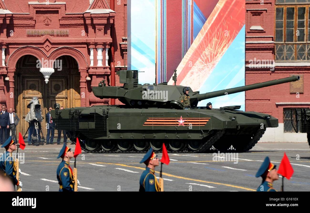 Soldati russi in T-14 Armata di carri armati durante la vittoria annuale Giorno parata militare la marcatura del 71th anniversario della fine della II Guerra Mondiale in Piazza Rossa Maggio 9, 2016 a Mosca, in Russia. Foto Stock