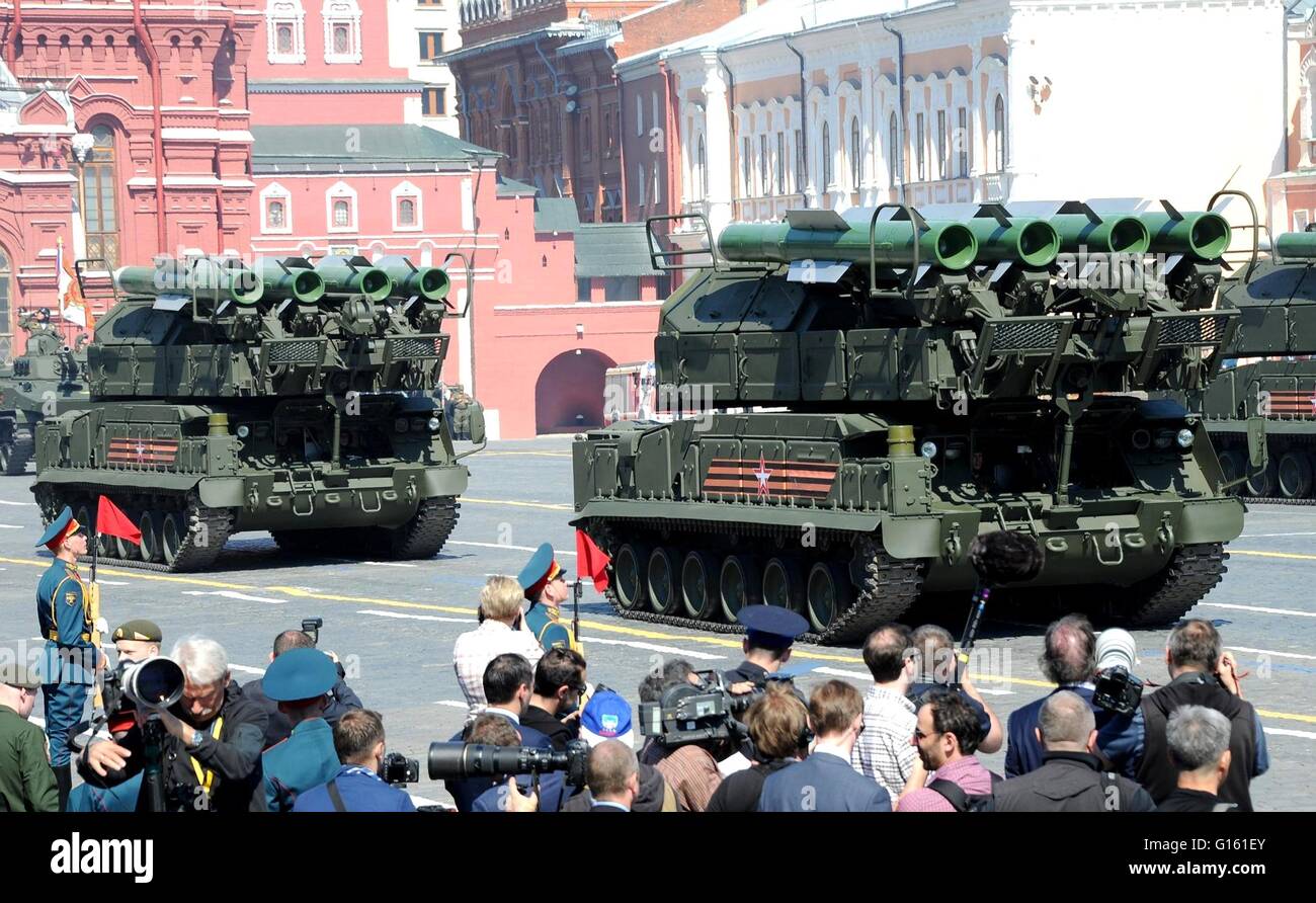 Soldati russi in tracked lanciarazzi durante la vittoria annuale Giorno parata militare la marcatura del 71th anniversario della fine della II Guerra Mondiale in Piazza Rossa Maggio 9, 2016 a Mosca, in Russia. Foto Stock