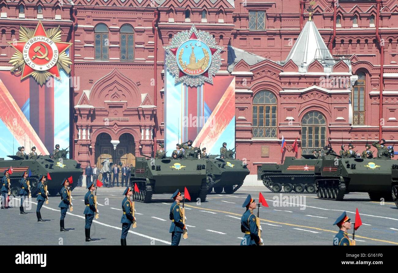 Soldati russi in veicoli corazzati durante la vittoria annuale Giorno parata militare la marcatura del 71th anniversario della fine della II Guerra Mondiale in Piazza Rossa Maggio 9, 2016 a Mosca, in Russia. Foto Stock