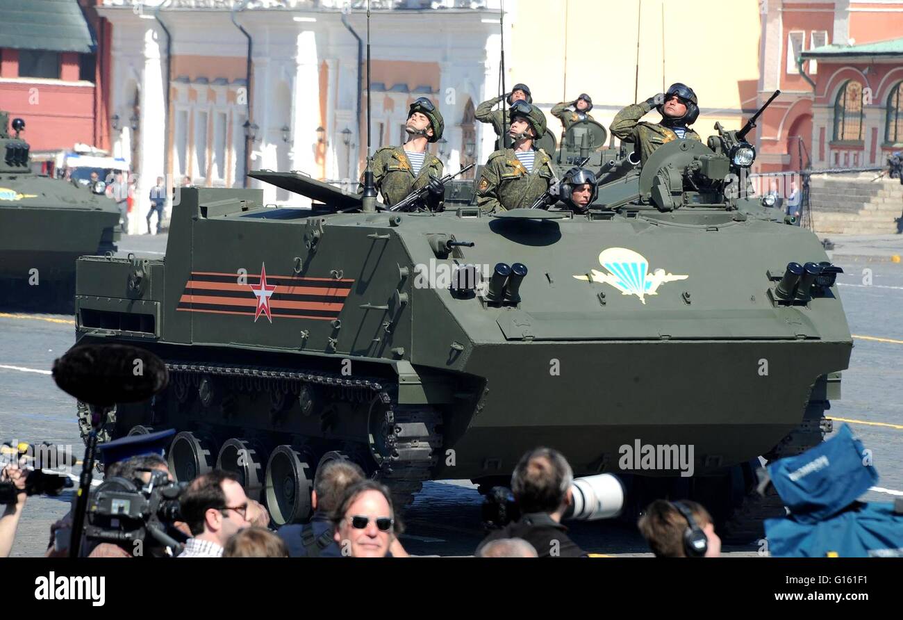 Soldati russi in veicoli corazzati durante la vittoria annuale Giorno parata militare la marcatura del 71th anniversario della fine della II Guerra Mondiale in Piazza Rossa Maggio 9, 2016 a Mosca, in Russia. Foto Stock