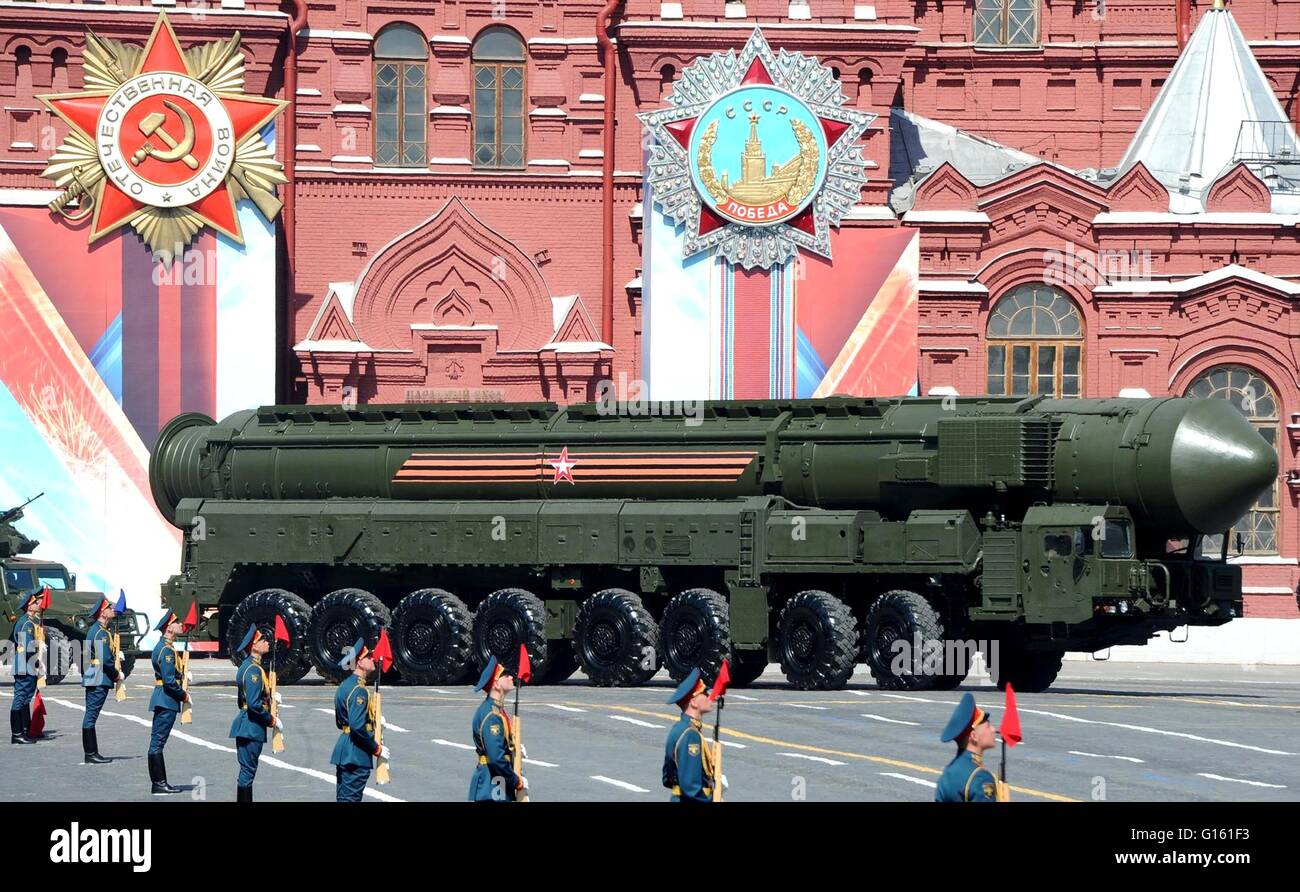 Soldati russi visualizzare la RS-24 Anno long-range missile nucleare durante la vittoria annuale Giorno parata militare la marcatura del 71th anniversario della fine della II Guerra Mondiale in Piazza Rossa Maggio 9, 2016 a Mosca, in Russia. Foto Stock