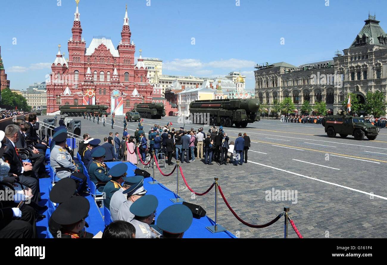 Soldati russi visualizzare la RS-24 Anno long-range missile nucleare durante la vittoria annuale Giorno parata militare la marcatura del 71th anniversario della fine della II Guerra Mondiale in Piazza Rossa Maggio 9, 2016 a Mosca, in Russia. Foto Stock