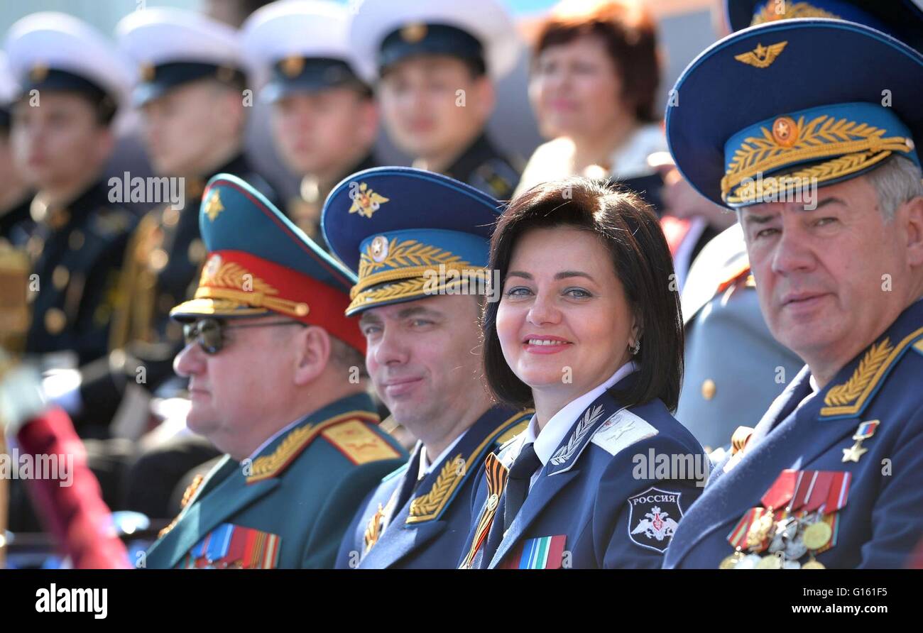 Ufficiali russi guardare durante la vittoria annuale Giorno parata militare la marcatura del 71th anniversario della fine della II Guerra Mondiale in Piazza Rossa Maggio 9, 2016 a Mosca, in Russia. Foto Stock