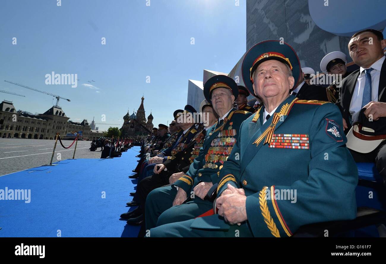 Veterani russo guarda air force jet fighter vola sopra durante la vittoria annuale Giorno parata militare la marcatura del 71th anniversario della fine della II Guerra Mondiale in Piazza Rossa Maggio 9, 2016 a Mosca, in Russia. Foto Stock