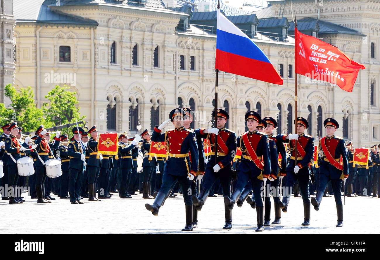 Soldati russi marzo durante la vittoria annuale Giorno parata militare la marcatura del 71th anniversario della fine della II Guerra Mondiale in Piazza Rossa Maggio 9, 2016 a Mosca, in Russia. Foto Stock