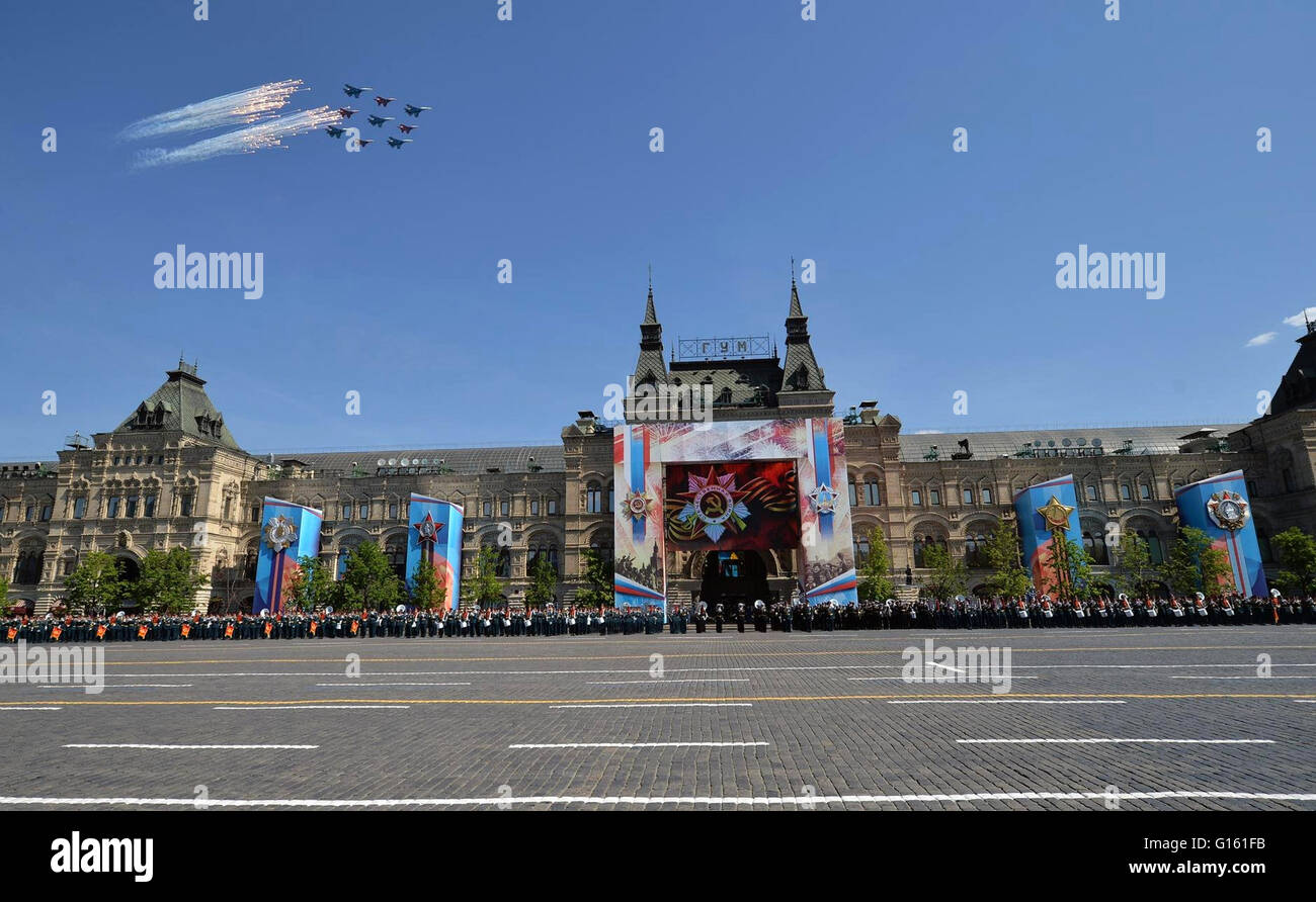 Il russo air force jet fighter vola sopra durante la vittoria annuale Giorno parata militare la marcatura del 71th anniversario della fine della II Guerra Mondiale in Piazza Rossa Maggio 9, 2016 a Mosca, in Russia. Foto Stock