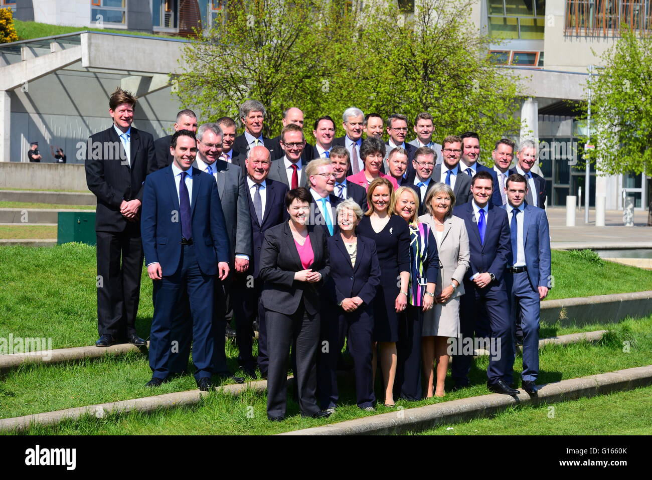 Edimburgo, Scozia, Regno Unito, 10 maggio, 2016. Scottish leader conservatore Ruth Davidson (anteriore, L) e neo-eletto MSPs conservatore nella foto al di fuori del Parlamento scozzese, dopo il sorpasso di manodopera scozzese in Scozia alle elezioni del Parlamento europeo per diventare il principale partito d opposizione, Credito: Ken Jack / Alamy Live News Foto Stock