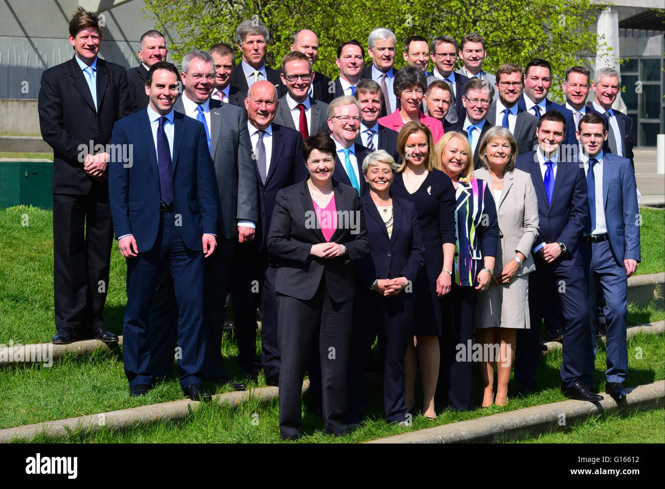 Edimburgo, Scozia, Regno Unito, 10 maggio, 2016. Scottish leader conservatore Ruth Davidson (anteriore, L) e neo-eletto MSPs conservatore nella foto al di fuori del Parlamento scozzese, dopo il sorpasso di manodopera scozzese in Scozia alle elezioni del Parlamento europeo per diventare il principale partito d opposizione, Credito: Ken Jack / Alamy Live News Foto Stock