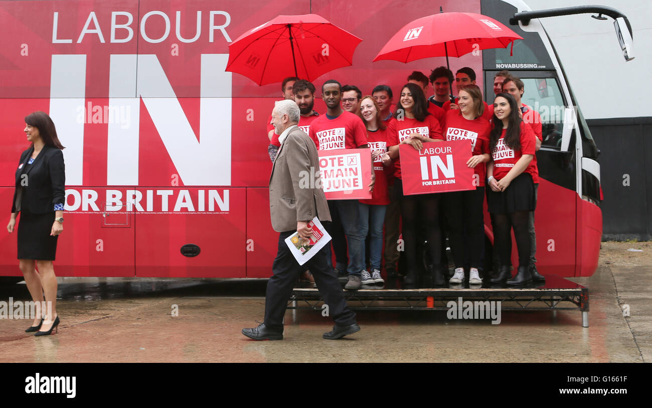 Londra, Gran Bretagna. Il 10 maggio, 2016. La Gran Bretagna è opposizione leader del partito laburista Jeremy Corbyn arrivers come egli lancia il "lavoro in Gran Bretagna per l' autobus di campagna a Londra, Gran Bretagna, il 10 maggio 2016. Credito: Han Yan/Xinhua/Alamy Live News Foto Stock