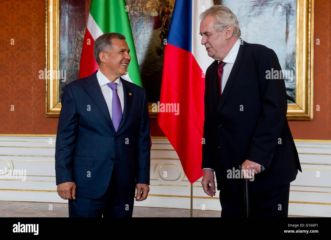 Praga, Repubblica Ceca. Il 10 maggio, 2016. Il presidente ceco Zeman (a destra) e il Tatarstan Presidente Rustam Minnikhanov (sinistra) parlare della cooperazione economica dei loro paesi presso il Castello di Praga, Praga, Repubblica ceca, 10 maggio 2016. Zeman è stato a lungo il supporto di attività CECA la collaborazione con le ex repubbliche sovietiche. Credito: Vit Simanek/CTK foto/Alamy Live News Foto Stock