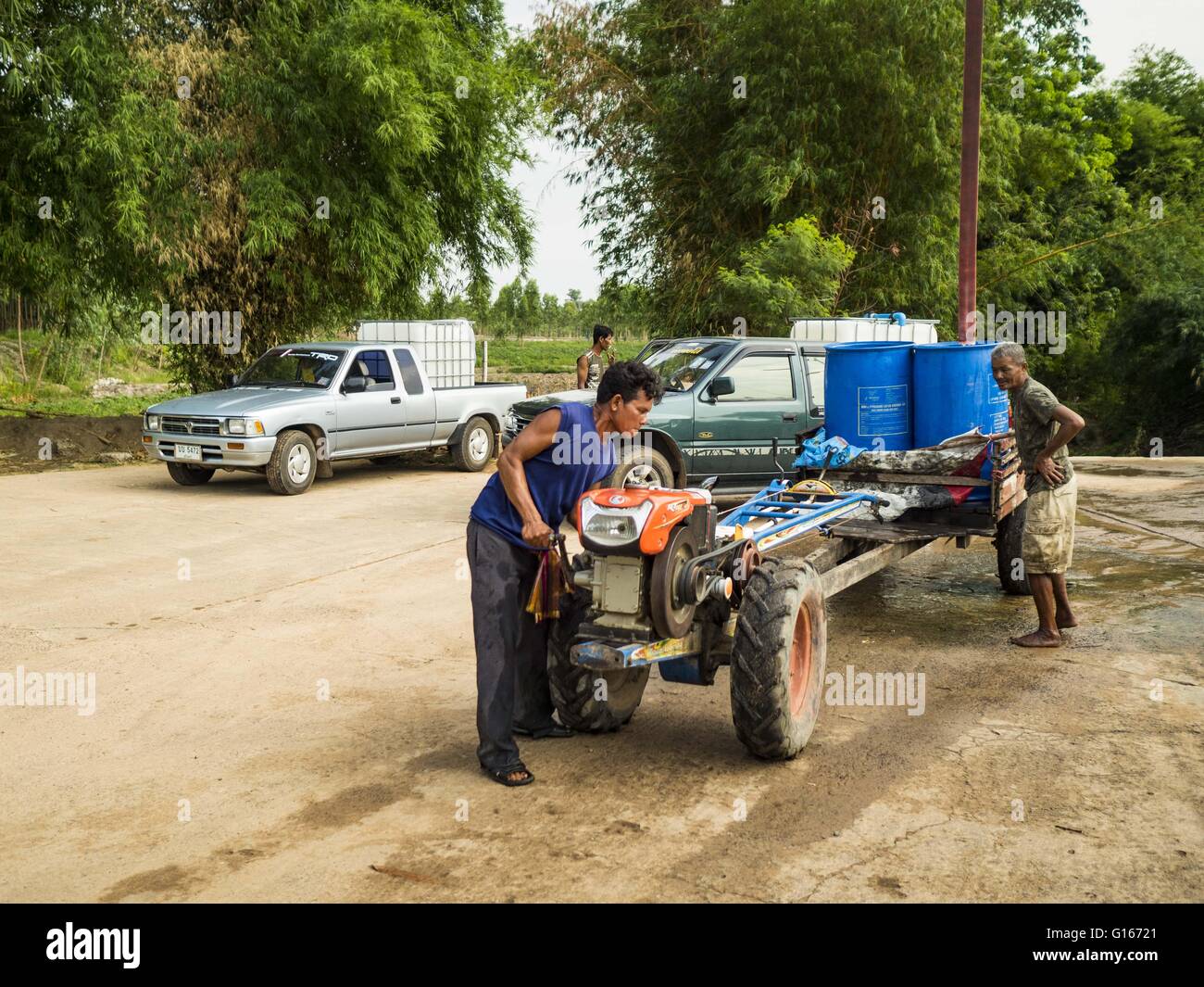 Ta Tum, Surin, Thailandia. Il 10 maggio, 2016. Un uomo inizia il suo trattore dopo l'infiltrazione di acqua dal pozzo artesiano in Ta Tum, Surin, Thailandia. Il bene è la più importante fonte di acqua potabile per migliaia e migliaia di persone nelle comunità che lo circonda. In passato molte delle persone che avevano domestici di acqua convogliata nelle loro case o da pozzi nei loro villaggi ma quelle fonti di acqua sono essiccati fino a causa della siccità in Thailandia. La Thailandia è nel mezzo della sua peggiore siccità in più di cinquant'anni. © ZUMA Press, Inc./Alamy Live News Foto Stock