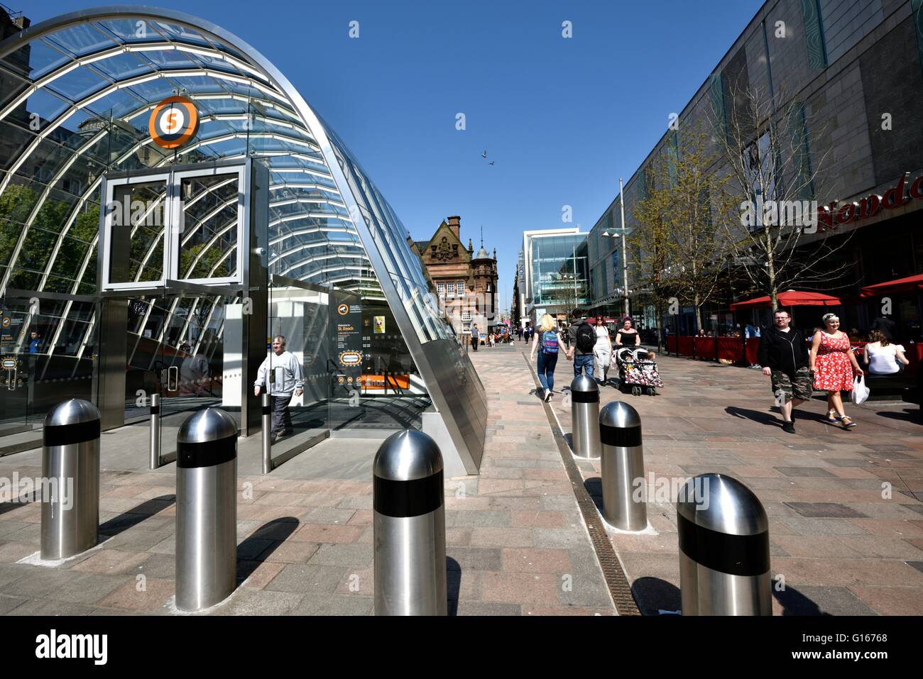 Glasgow, Scotland, Regno Unito. Il 10 maggio, 2016. Gli impiegati e gli acquirenti crogiolarvi sotto il caldo sole di mezzogiorno presso il St Enoch Square. Credito: Tony Clerkson/Alamy Live News Foto Stock