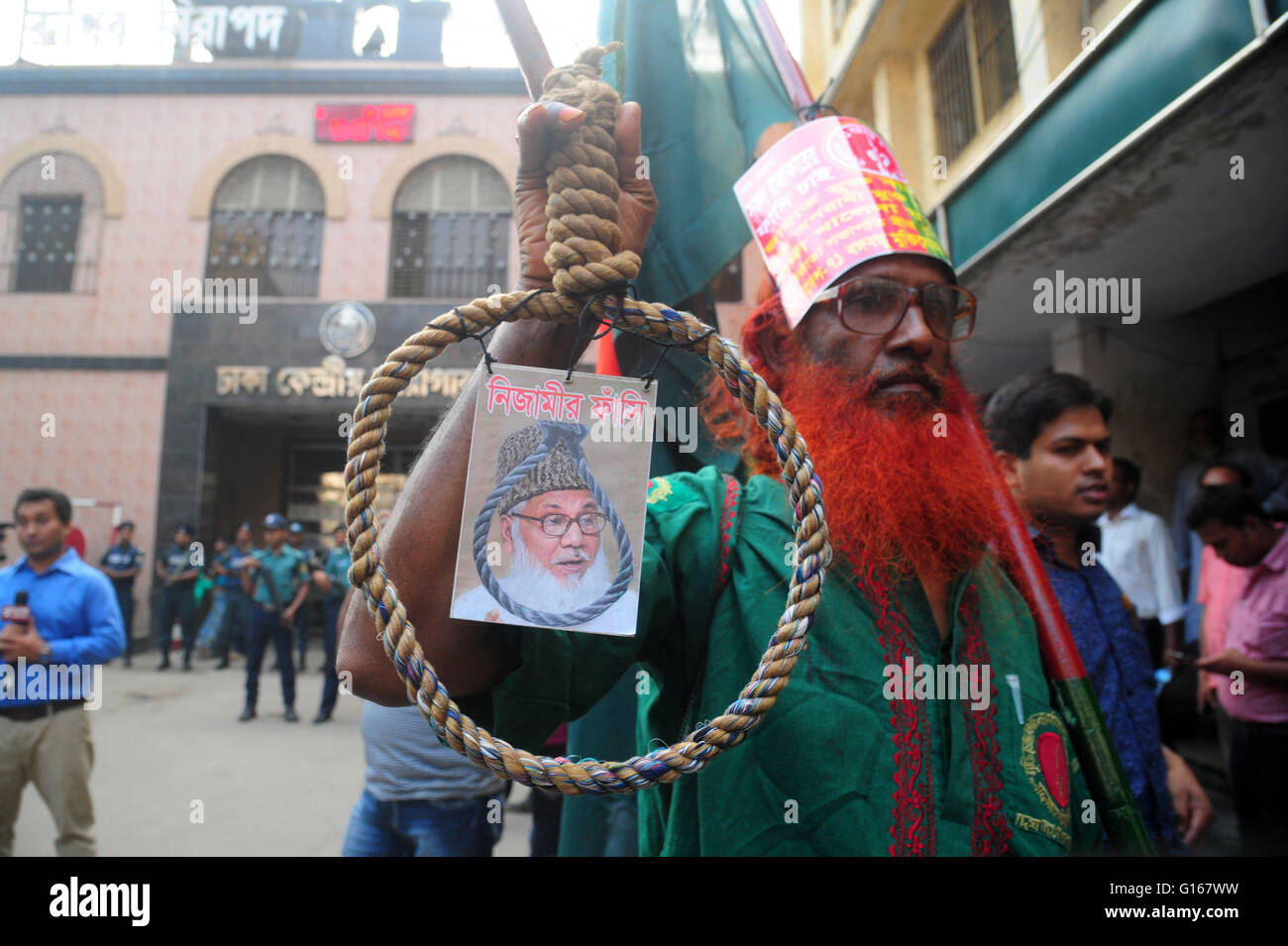 10 maggio 2016 - un combattente per la libertà felice appendere la fune Nizamis immagine. La famiglia di Motiur Rahman Nizami arrivati a Dhaka prigione centrale per l'ultimo incontro. Nizami fu condannato a morte dai crimini internazionali Tribunal il Ott 29, 2014 per le atrocità che aveva commesso come il comandante di Al-Badr, una milizia vigilante che ha assistito il Pakistan Army durante il Bangladesh la guerra di liberazione.Bangladesh più alta corte di appello, guidato dal capo della Giustizia Surendra Kumar Sinha, il Jan 6 ha confermato la pena massima per il gruppo Jamaat chief, dopo aver udito il suo appello.La sua condanna a morte è stato rilasciato da Foto Stock