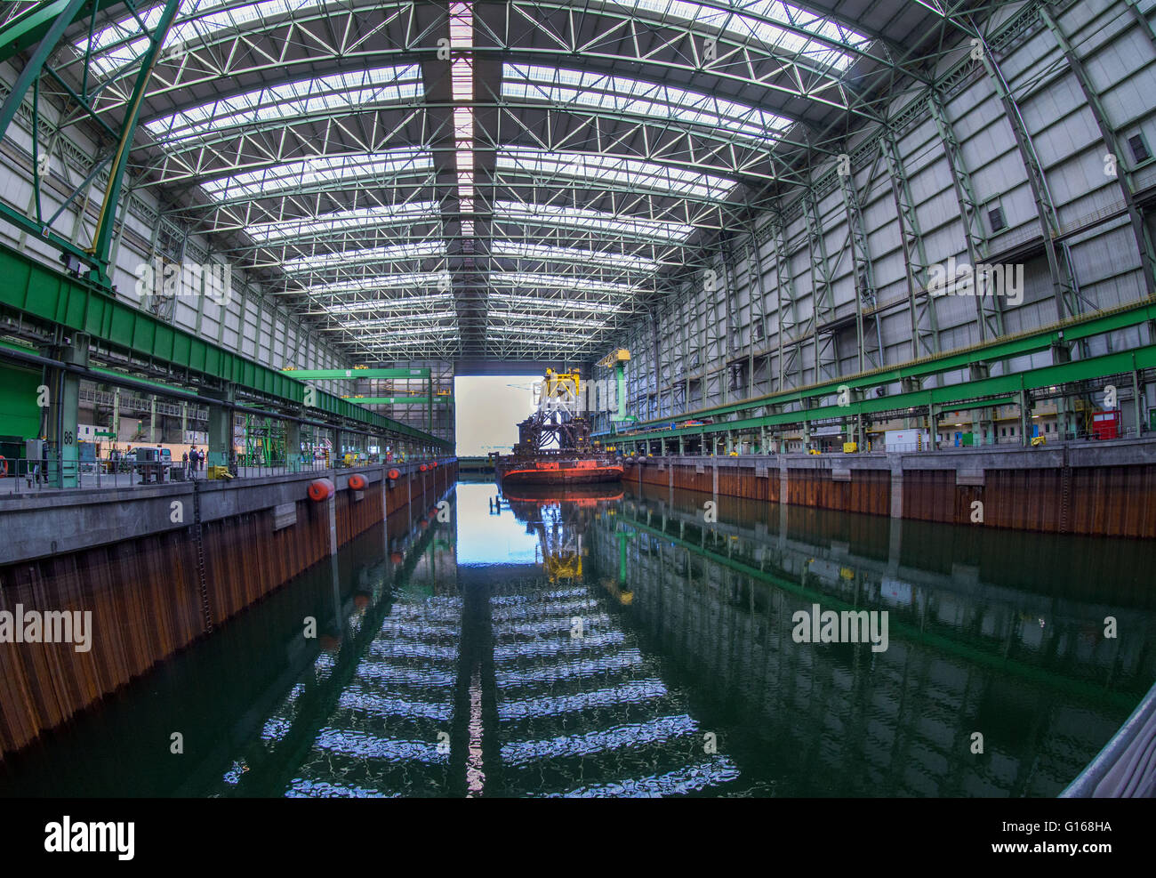 Wismar in Germania. Il 10 maggio, 2016. Il vuoto di dock di costruzione navale del cantiere navale a Wismar, Germania, 10 maggio 2016. In precedenza, diversi contratti di costruzione navale per la costruzione di navi da crociera presso il Lloyd cantieri di Brema, Wismar Rostock e Stralsund per i prossimi anni sono stati firmati. Il malese Genting gruppo aggiunge diverse navi da crociera per la propria flotta con l aiuto dei cantieri tedeschi. Il gruppo ordinato dieci navi. Foto: Jens BUETTNER/dpa/Alamy Live News Foto Stock