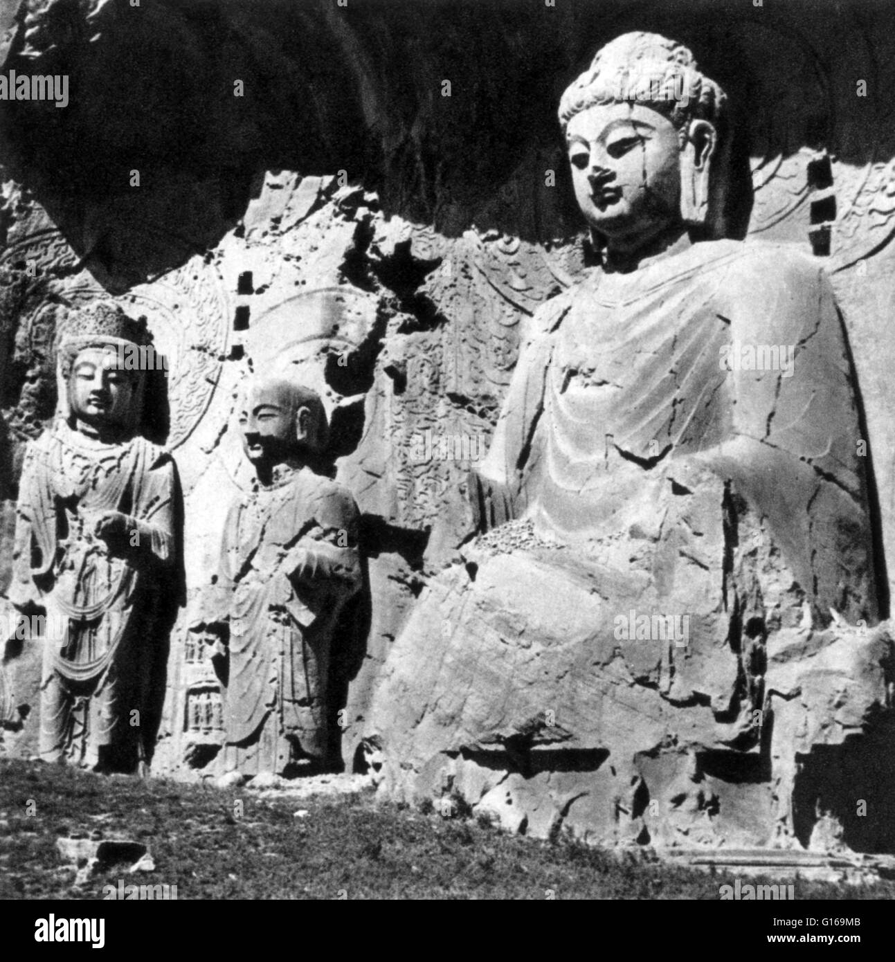 Fengxian, Feng Xian Si o Li Zhi grotta è l'antenato adorando grotta, che è il più grande di tutte le grotte scolpite sulla West Hill costruita tra il 672 e 676 per l'Imperatrice Wu Zetian. Le sculture sono sosteneva di essere il massimo della perfezione architettonica della dinastia Tang. Il santuario all'interno della grotta misura 127 piedi x 115 piedi . È la più grande statua del Buddha a Le Grotte di Longmen. Delle nove grandi statue intagliate, altamente impressionante immagine del Buddha Vairocana è scolpita sulla parete posteriore della Fengxian. L'immagine è 57 piedi alta. Un iscrizione alla base di questa figura dà come 676 Foto Stock