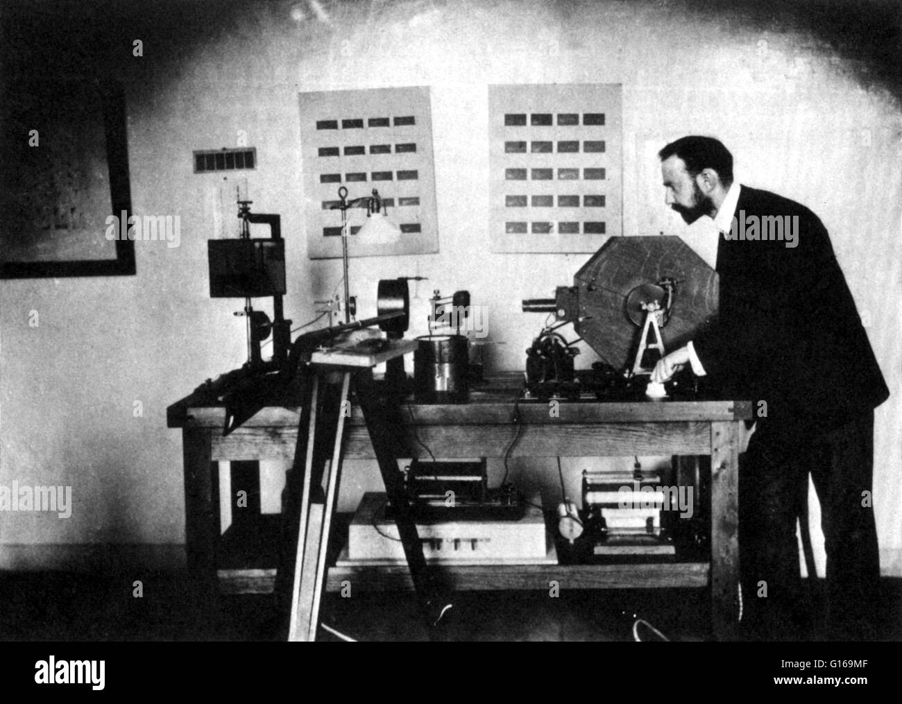 Lucien Bull con la sua scintilla stereoscopica tamburo fotocamera, 1904. Lucien Bull (5 gennaio 1876 - 25 agosto 1972) era un inventore irlandese e pioniere nel chronophotography. Nel 1894, si trasferì a Parigi per lavorare come assistente di Étienne-Jules Marey, un pioniere nel mondo della cinematografia. Marey era un fisiologo, studiare come il corpo umano ha lavorato e ha ritenuto che se fosse in grado di catturare il movimento umano su pellicola, egli sarebbe in grado di espandere la comprensione scientifica in questo campo. Marey la telecamera è stato il precursore del motion picture fotocamera. Nel 1903 Bull ideato una versione ad alta velocità della telecamera Foto Stock