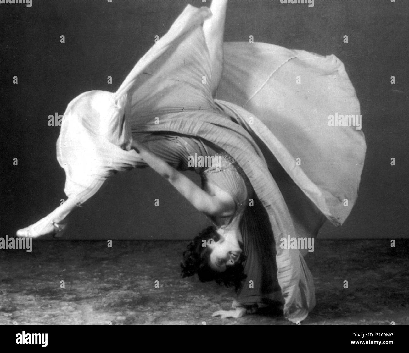 Ballerino appoggiate, 1940. Ad una fiera di fotografia in Chicago, Kodak ha introdotto Edgerton strobe Kodatron con una dimostrazione della sua capacità di registrare un rapido movimento. A1/3.000 di un secondo, il flash spento il ballerino slancio nel mezzo della sua apparentemente impossibile spostare. L'arte di alta velocità record di fotografia questi tipi di oggetti in rapido movimento, documentando le cose che normalmente sono invisibili all'occhio umano. Gli scienziati utilizzano fotografie ad alta velocità per studiare il movimento fisico, misurando fenomeni come la tensione superficiale e di effetti gravitazionali. Foto Stock