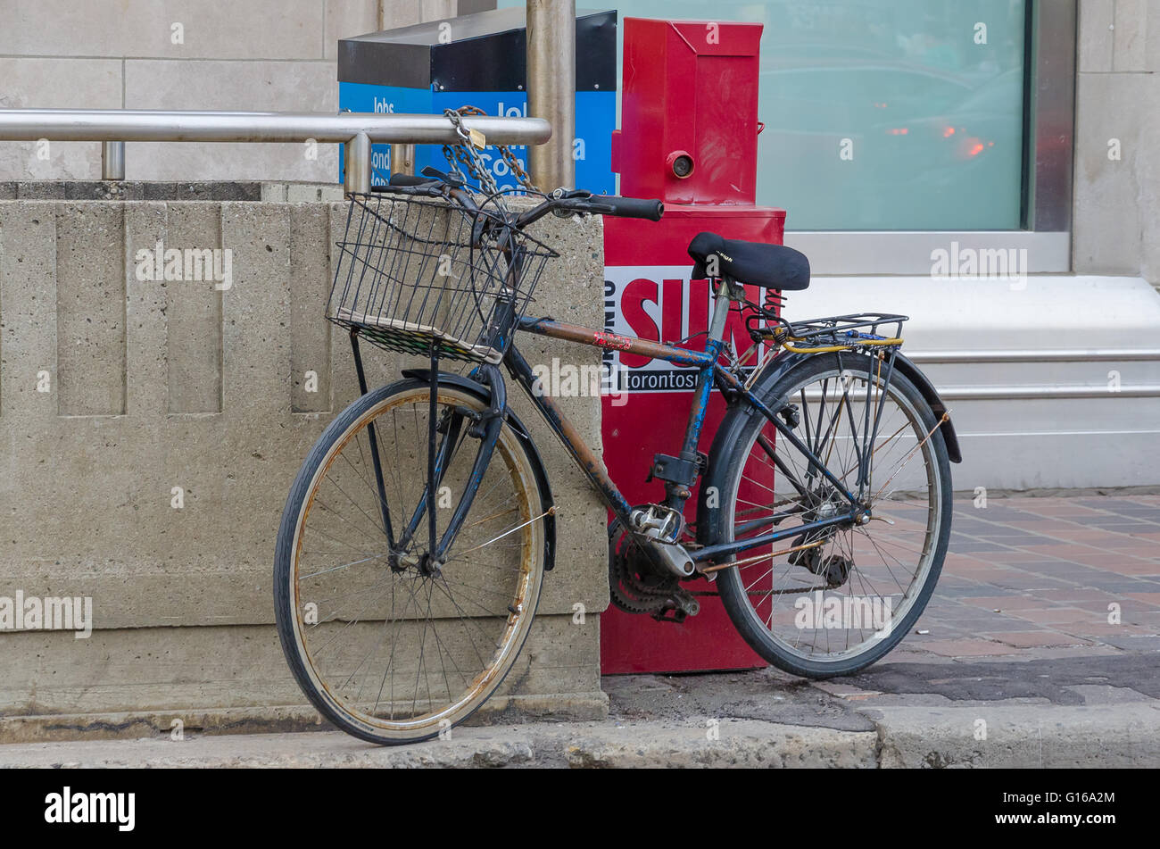Toronto, Canada - 27 maggio 2013: bicicletta parcheggiato sulla strada a Toronto in Canada Foto Stock