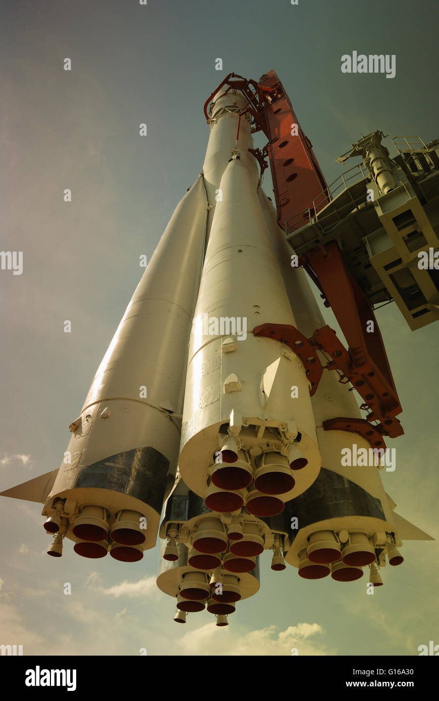 Un monumento di razzo spaziale Vostok-1 (Mosca, Russia) con filtro bicolore Foto Stock