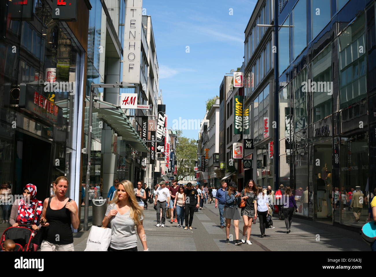 Esaminare la famosa strada dello shopping Hohe Straße a Colonia, in Germania Foto Stock