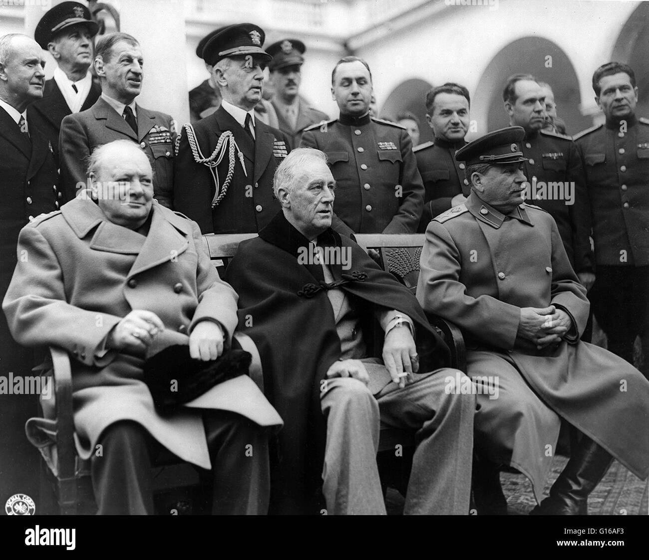 Conferenza di Yalta. Il Primo Ministro Winston Churchill, Presidente Franklin D. Roosevelt, e il Maresciallo Joseph Stalin al palazzo di Yalta, dove i tre grandi si è riunito nel febbraio 1945. La Conferenza di Yalta, talvolta chiamato la Crimea Conferenza e il nome in codice Foto Stock