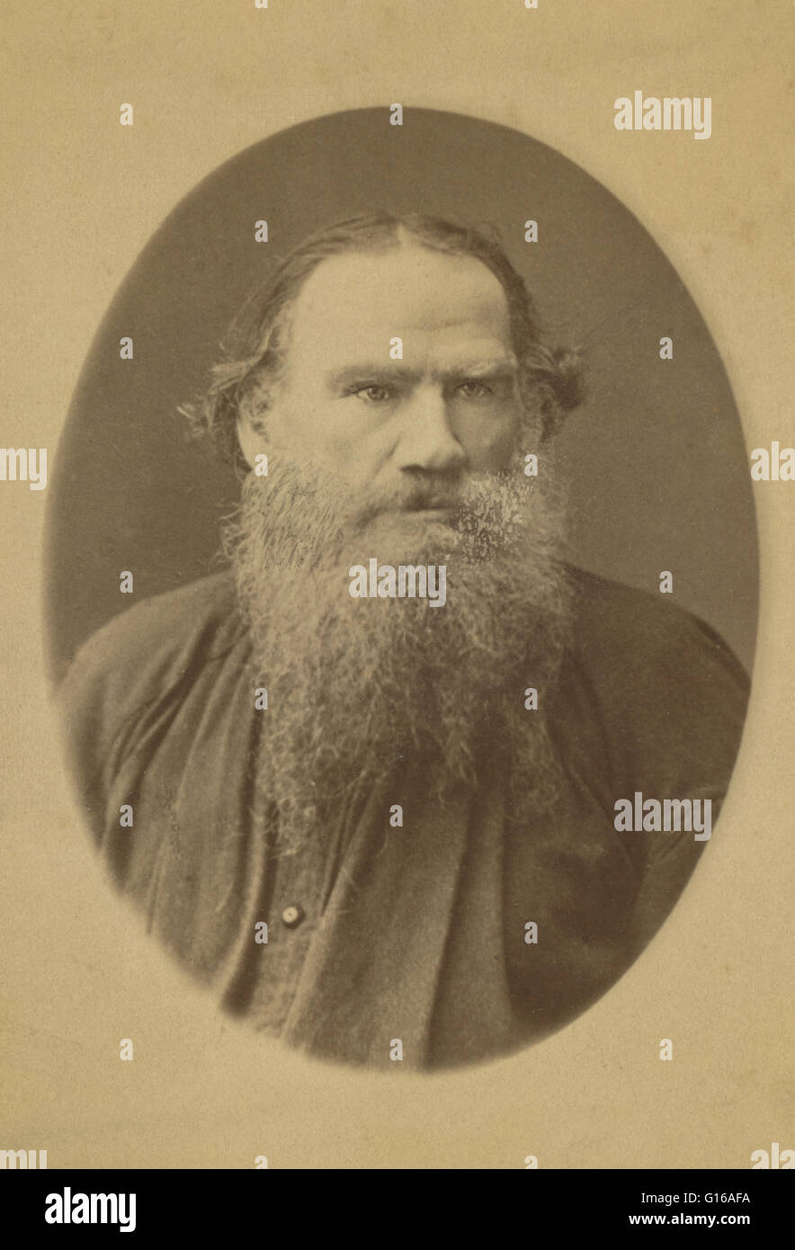 Fotografia sulla scheda armadio del conte Tolstoy tra 1880 e 1886. Leo Tolstoj (Conte Nikolayevich Lev Tolstoj, 9 settembre 1828 - 20 novembre 1910) era un russo romanziere e novelliere. Egli è stato un maestro della narrativa realistica ed è ampiamente conside Foto Stock