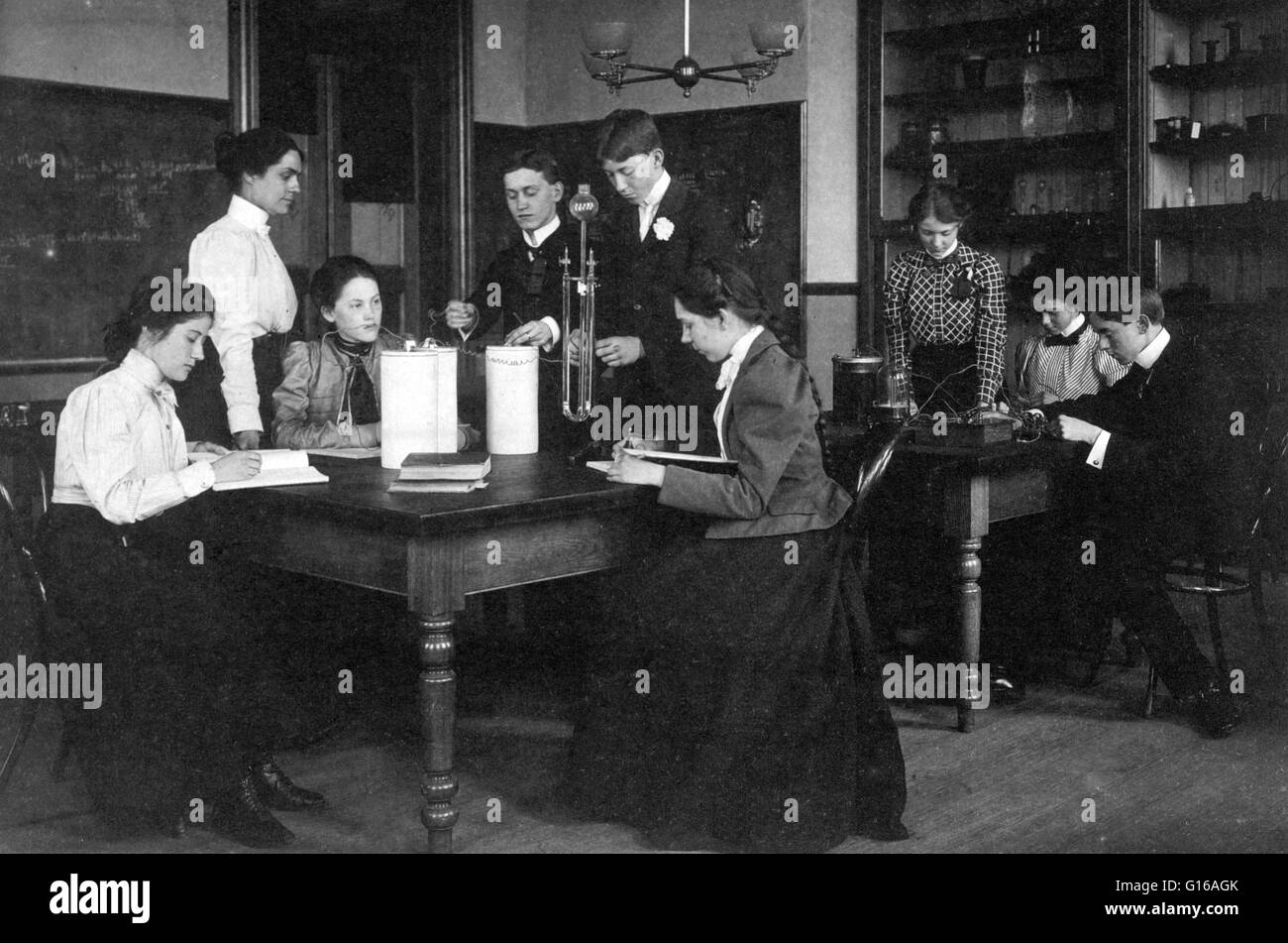 Agli studenti di condurre esperimenti elettrico con batterie, Western High School di Washington, D.C., 1899. Alta scuola è un istituzione che fornisce in tutto o in parte dell'istruzione secondaria. Fotografata da Francesca "Fannie' Benjamin Johnston (Gennaio 15, 1864 - Foto Stock