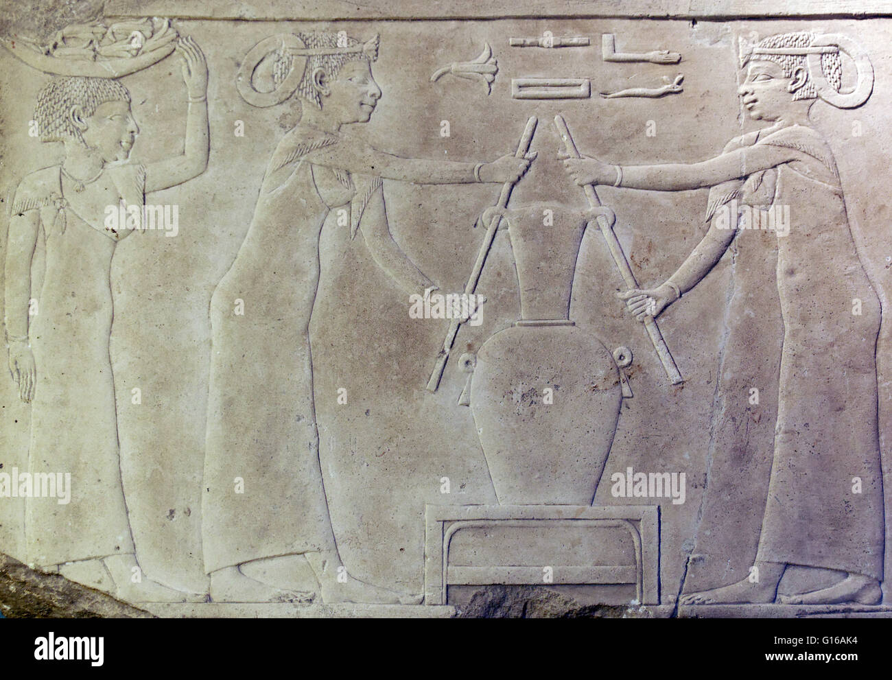 La realizzazione del profumo di gigli, frammento dalla decorazione di una tomba egizia. Gli antichi Egizi amata Bella fragranze. Essi li associato con la divinità e riconosciuto il loro effetto positivo sulla salute e il benessere. I profumi sono stati generalmente appli Foto Stock