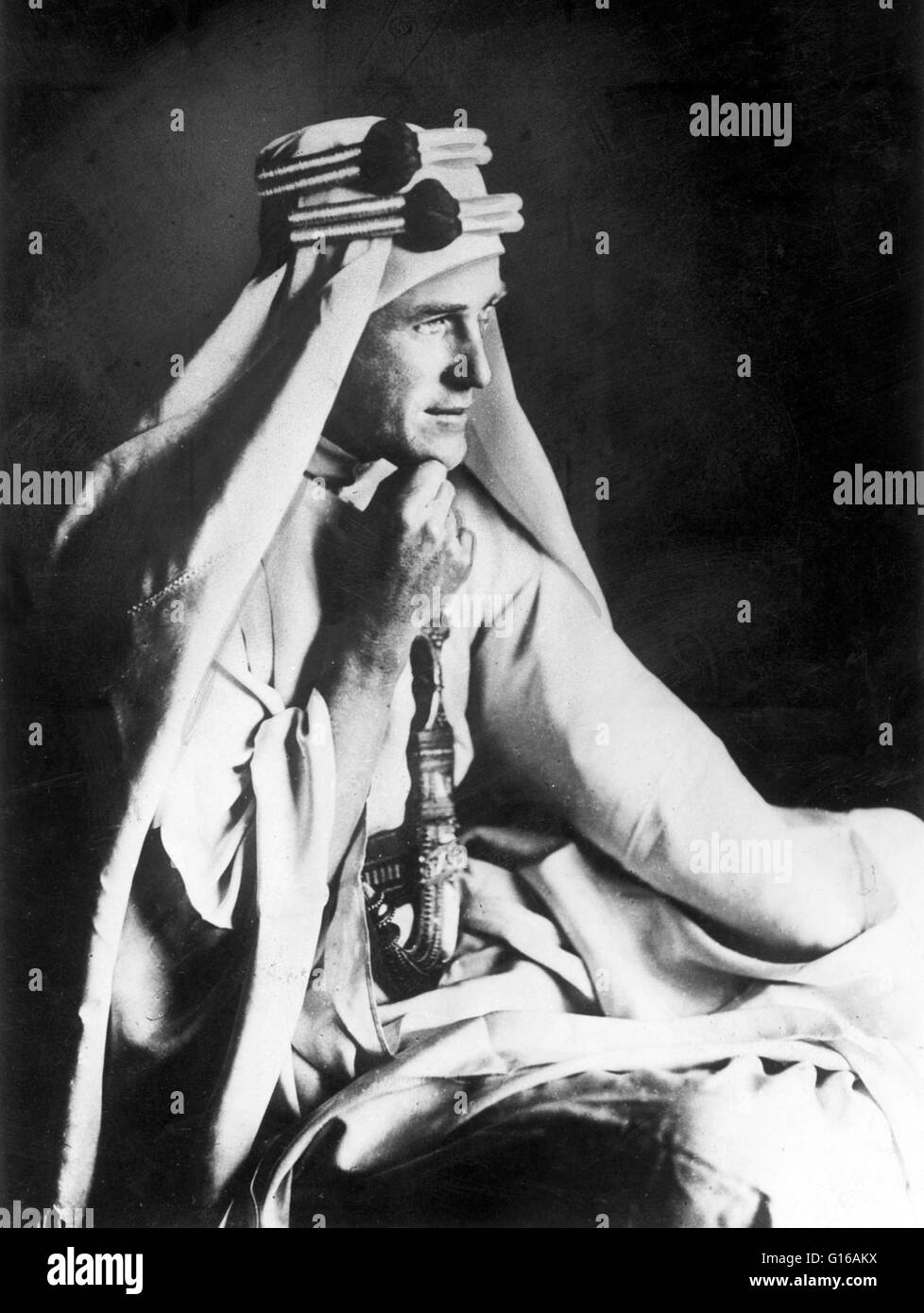 La fotografia non datata di T.E. Lawrence nel tradizionale abito arabo. Thomas Edward Lawrence (Agosto 16, 1888 - 19 Maggio 1935), noto professionalmente come T. E. Lawrence, era un ufficiale dell'Esercito britannico rinomato soprattutto per il suo ruolo di collegamento durante il Sinai e Palesti Foto Stock