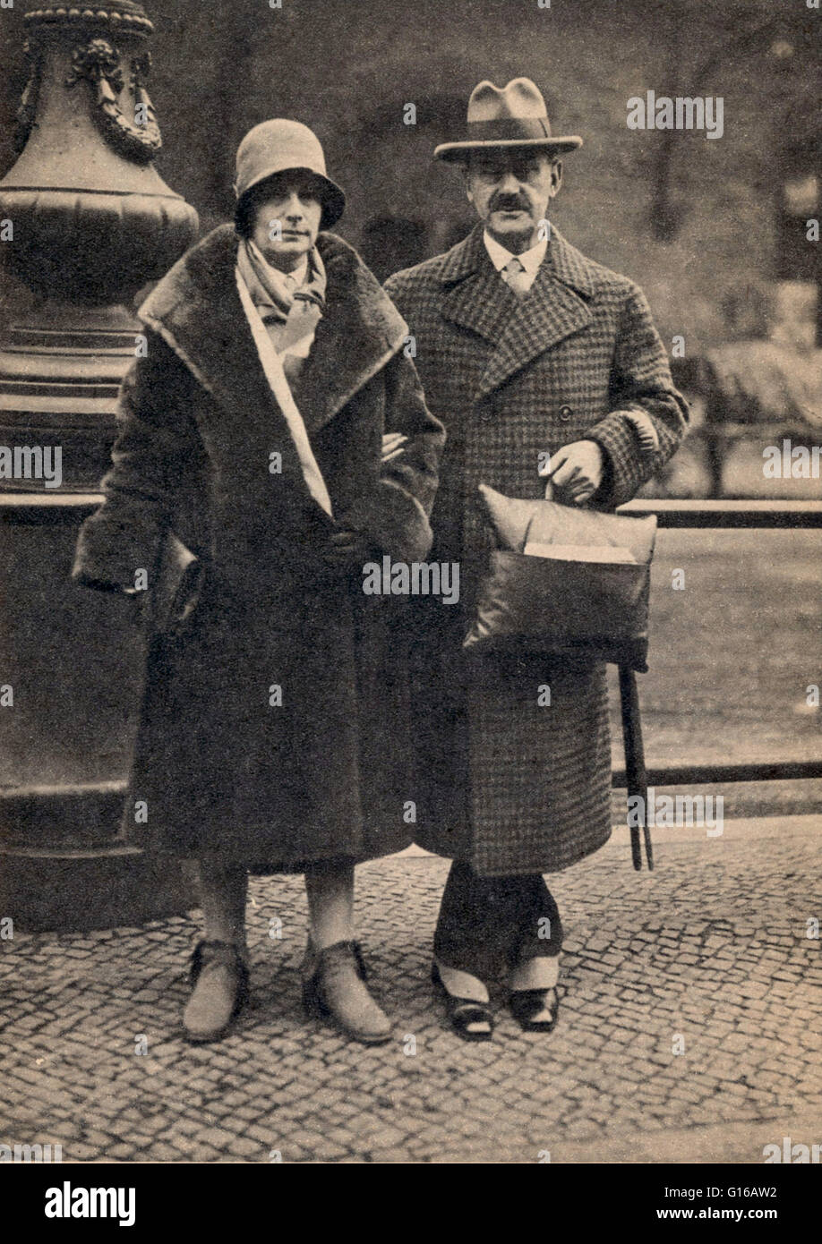 Fotografia di Katia e Thomas Mann, Berlino, datata 1929. Thomas Mann (6 giugno 1875 - 12 agosto 1955) era un romanziere tedesco, breve storia scrittore, critico sociale, filantropo, saggista e premio Nobel per la pace, noto per la sua serie di altamente simbolico e ironi Foto Stock