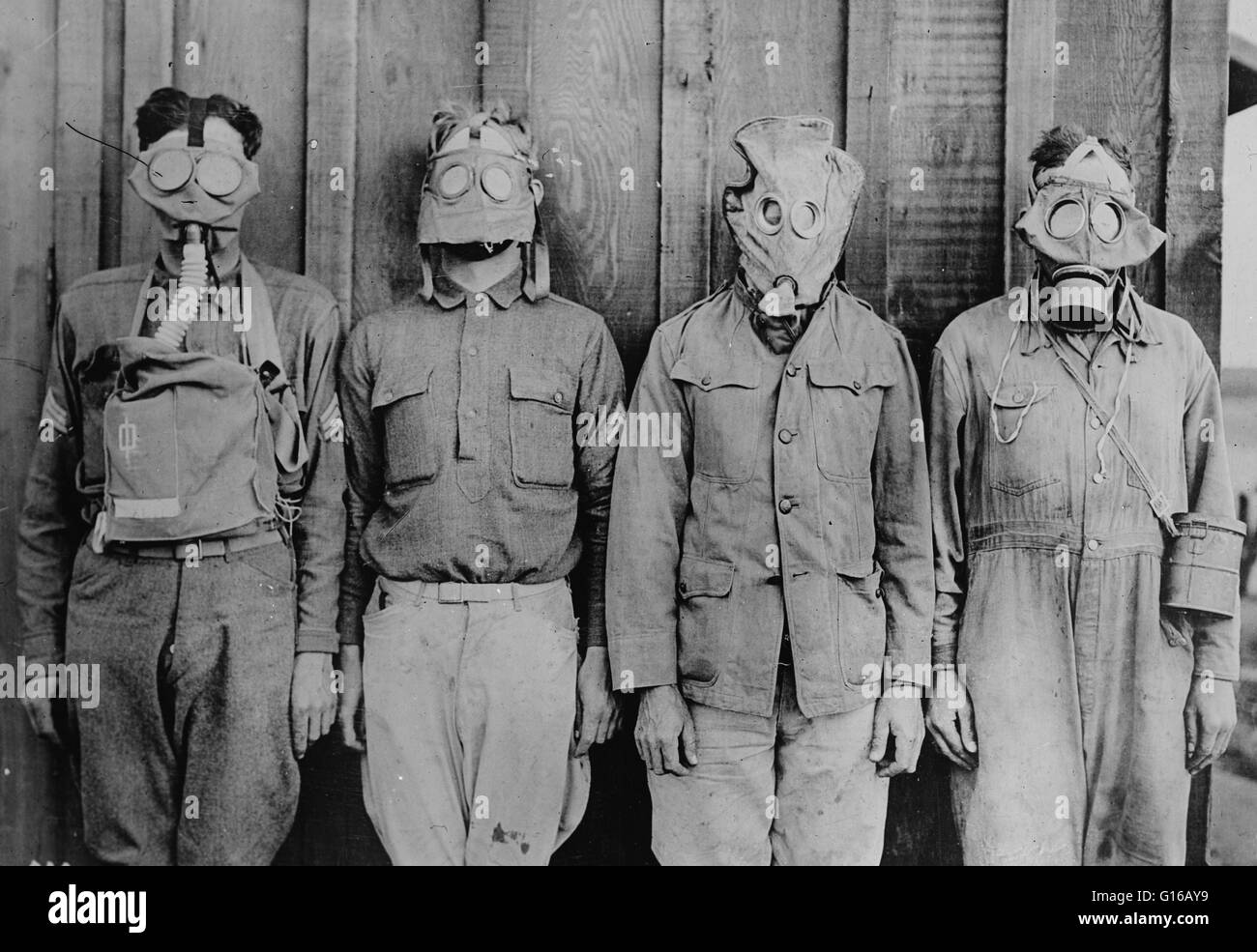 Americani, inglesi, francesi e tedeschi di maschere antigas. Il primo uso di gas asfissianti sul fronte occidentale era il 22 aprile 1915 dai tedeschi a Ypres, contro il canadese e francese truppe coloniali. La British Royal Society of Chemistry rivendicazioni che British scien Foto Stock